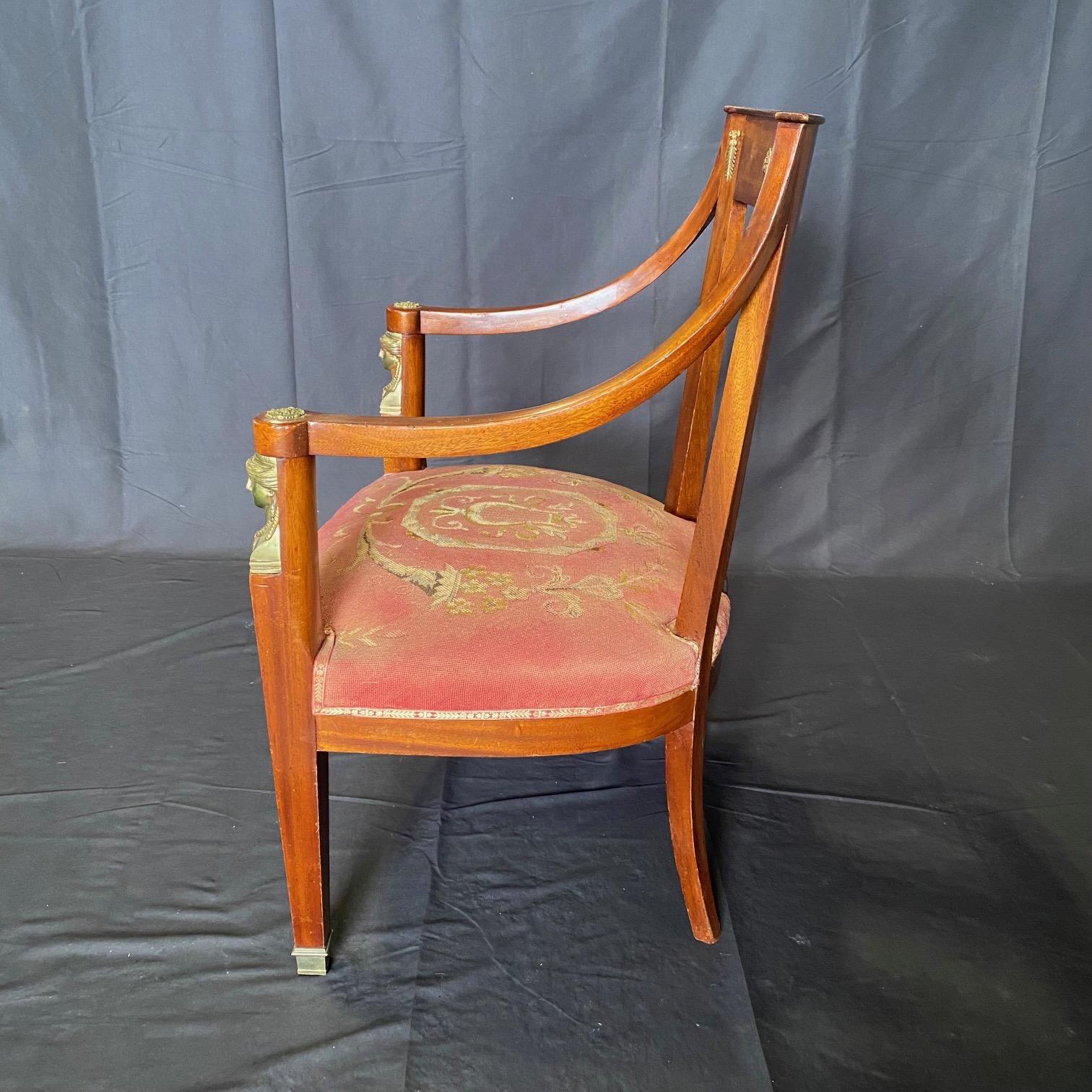 Diese in Frankreich gekauften neoklassizistischen Sessel oder Fauteuils aus französischem Mahagoni mit Intarsien sind unglaubliche Kunstwerke mit originalen Sitzen aus Petit-Point-Gobelin, außergewöhnlichen Bronzefiguren an den Armlehnen und