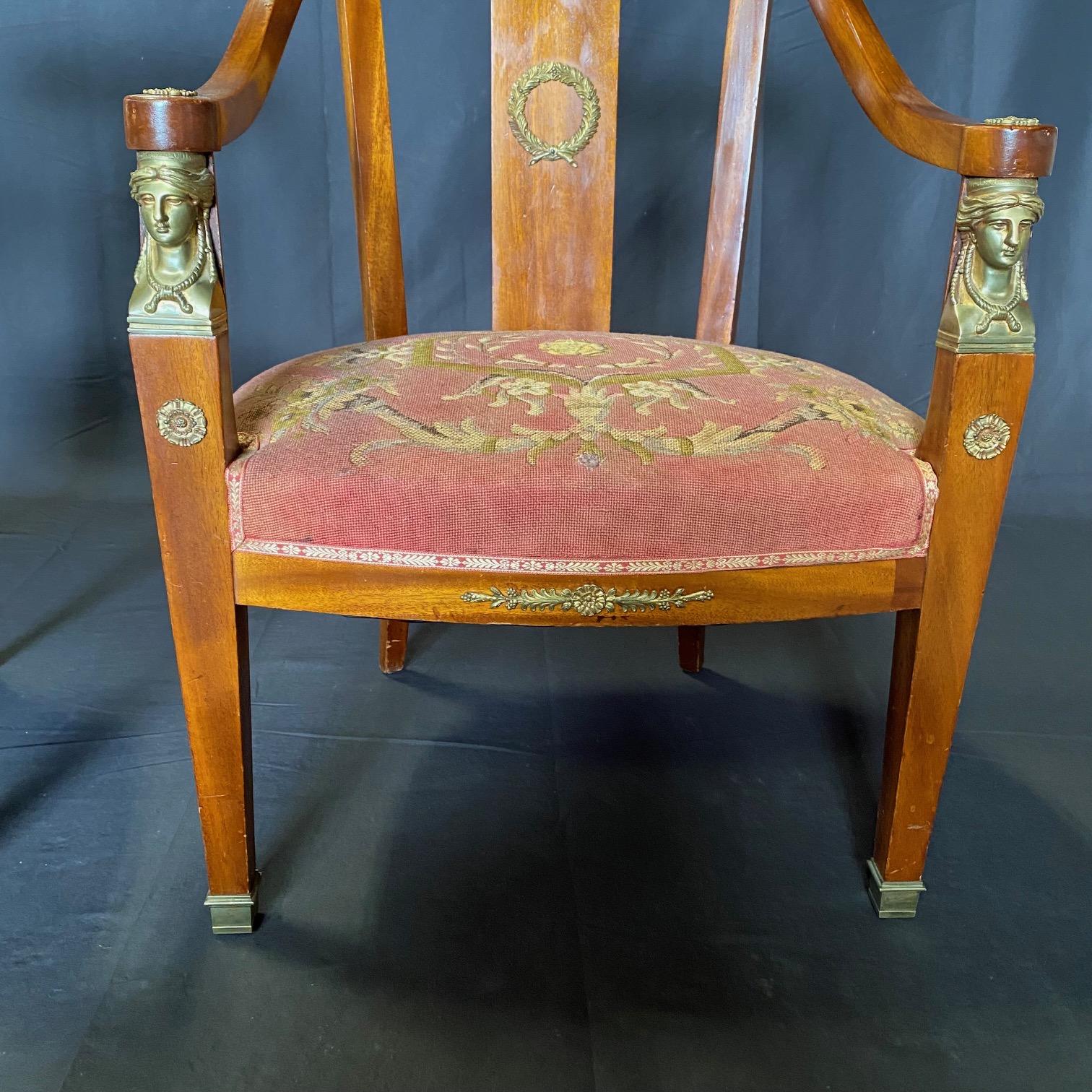 Romántica Pareja de Elegantes Sillones Neoclásicos Franceses con Brazos Figurados de Bronce Francés en venta