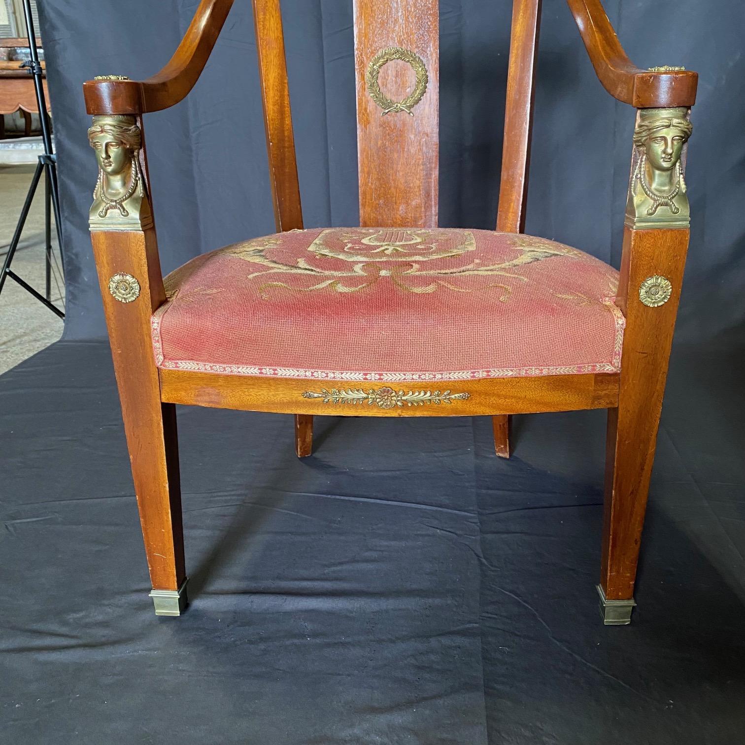 Romántica Pareja de Elegantes Sillones Neoclásicos Franceses con Brazos Figurados de Bronce en Bueno estado para la venta en Hopewell, NJ