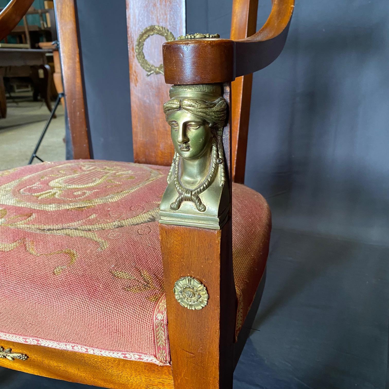 Romántica Pareja de Elegantes Sillones Neoclásicos Franceses con Brazos Figurados de Bronce mediados del siglo XX en venta
