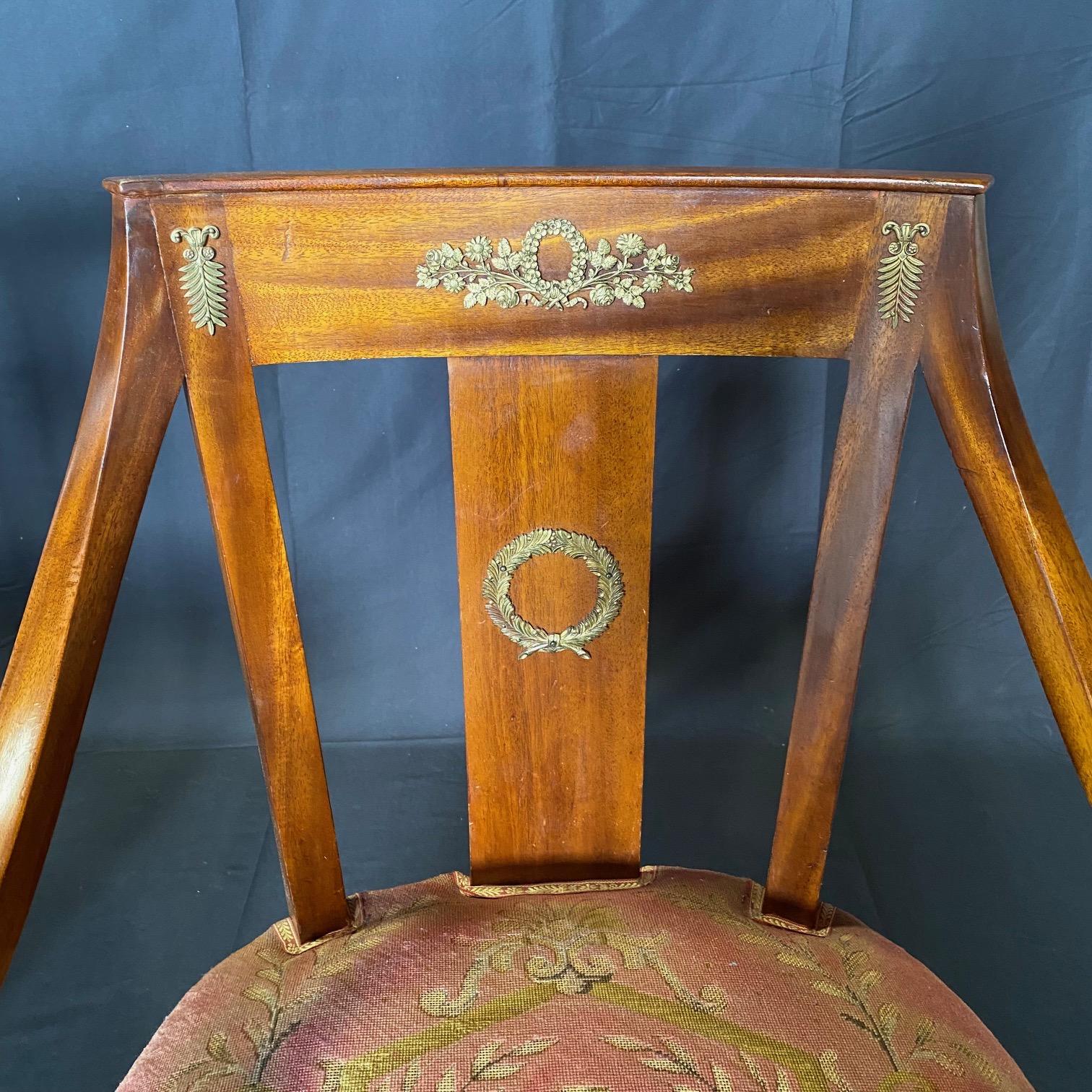 Romantisches Paar eleganter französischer neoklassizistischer Sessel mit figuralen Armlehnen aus Bronze im Angebot 1