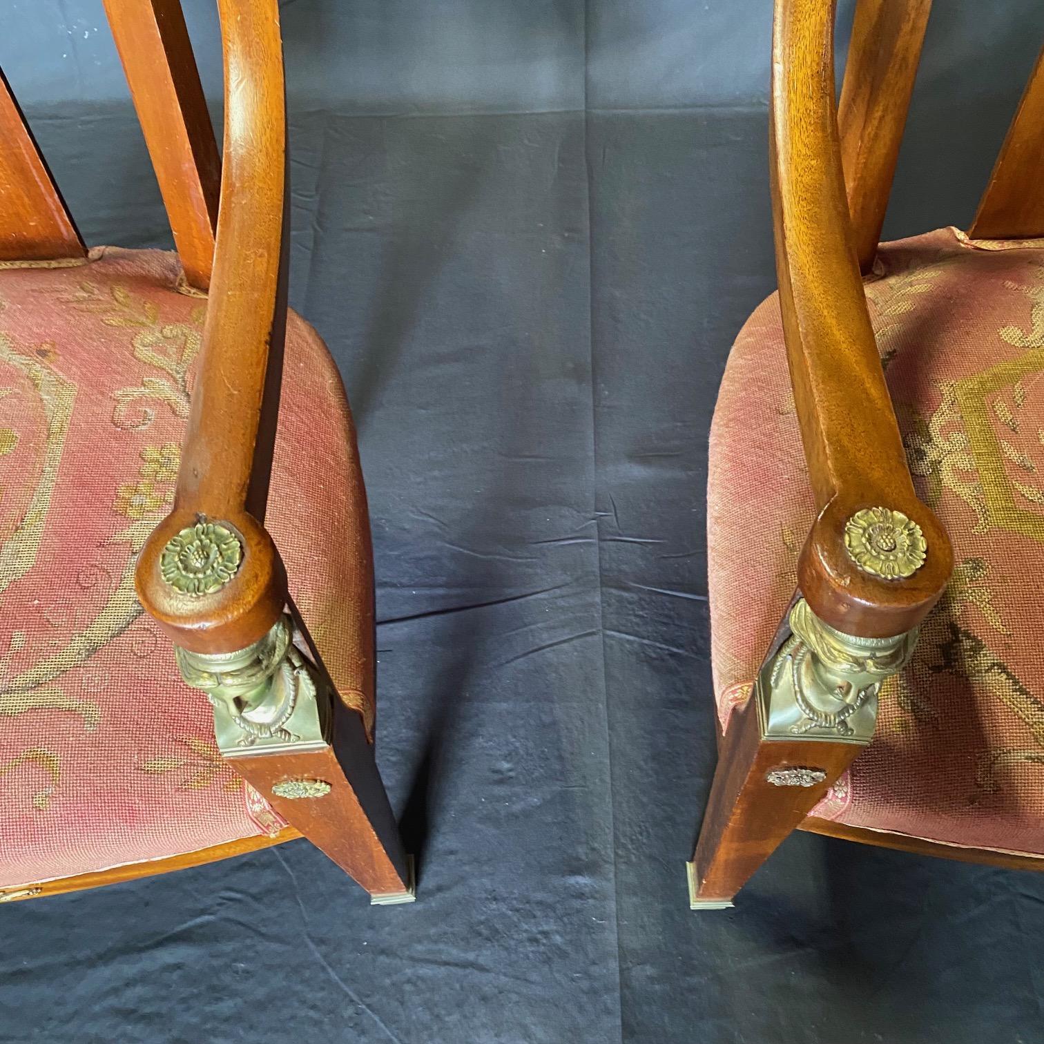 Romantisches Paar eleganter französischer neoklassizistischer Sessel mit figuralen Armlehnen aus Bronze im Angebot 2