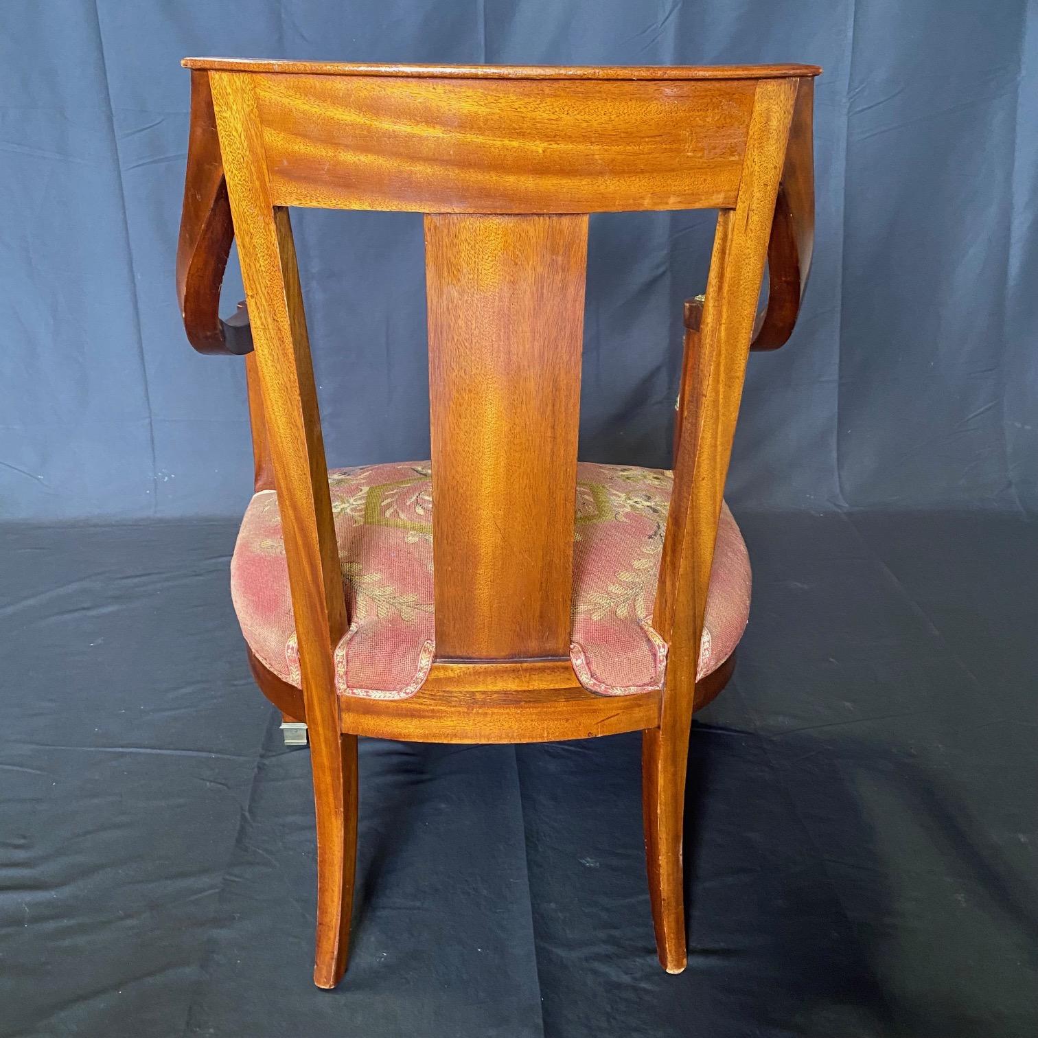 Romantisches Paar eleganter französischer neoklassizistischer Sessel mit figuralen Armlehnen aus Bronze im Angebot 3