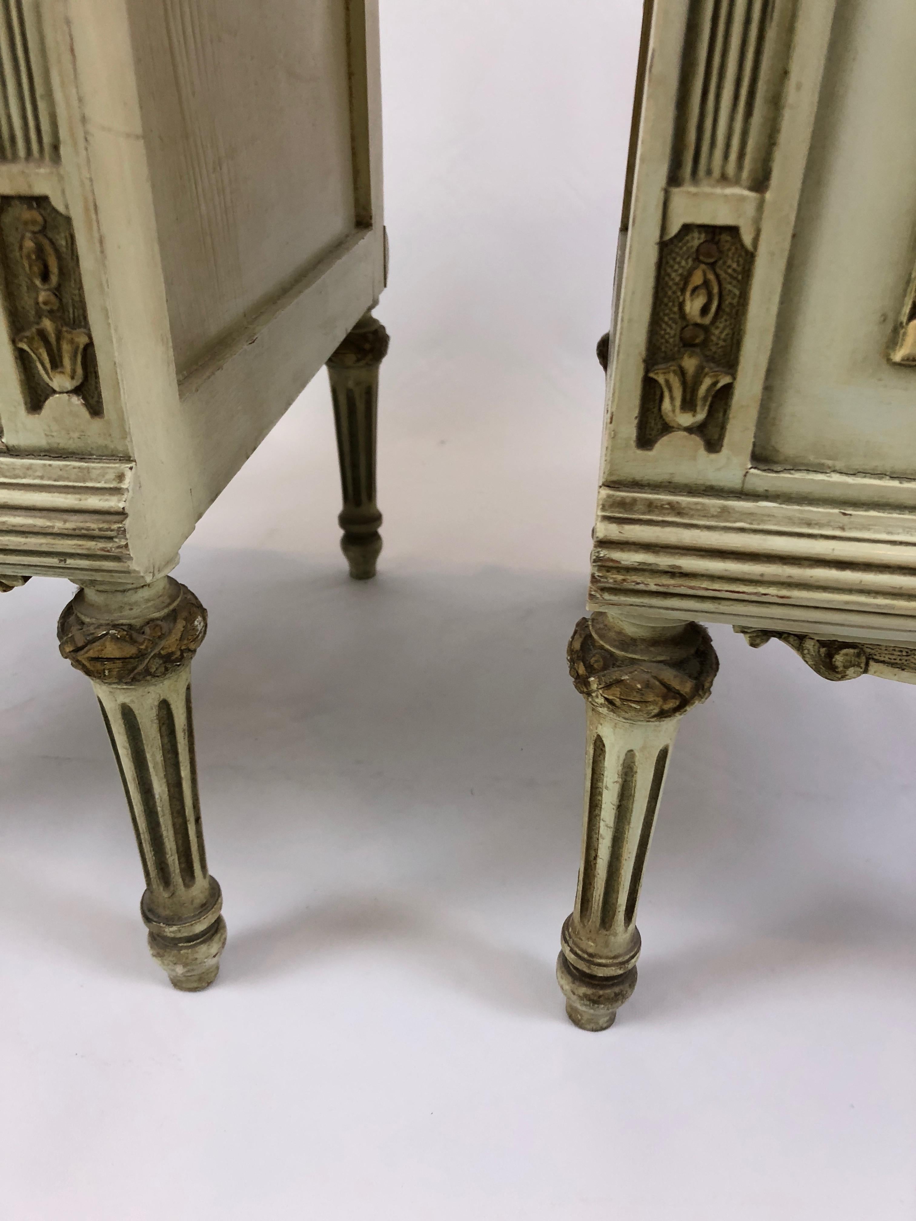 Early 20th Century Romantic Pair of French Louis XV Style Painted Nightstands