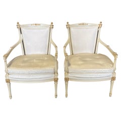 Romantisches Paar französischer Stühle im Louis-XVI- oder Empire-Stil