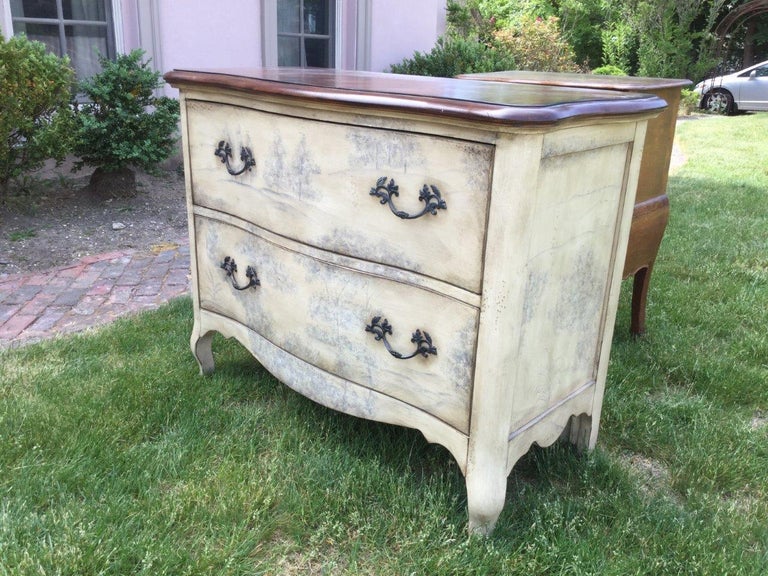 Romantic Pair of French Style Gray & White Painted Chests of Drawers In Good Condition For Sale In Hopewell, NJ