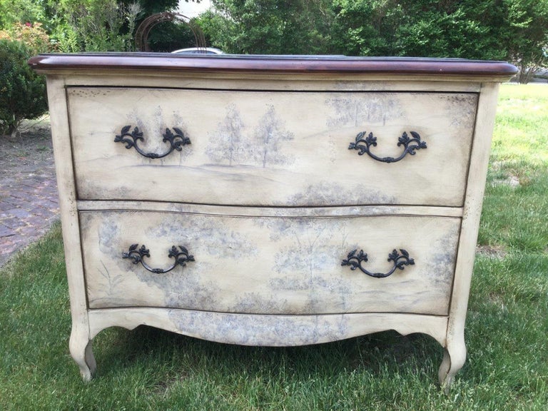 Fruitwood Romantic Pair of French Style Gray & White Painted Chests of Drawers For Sale