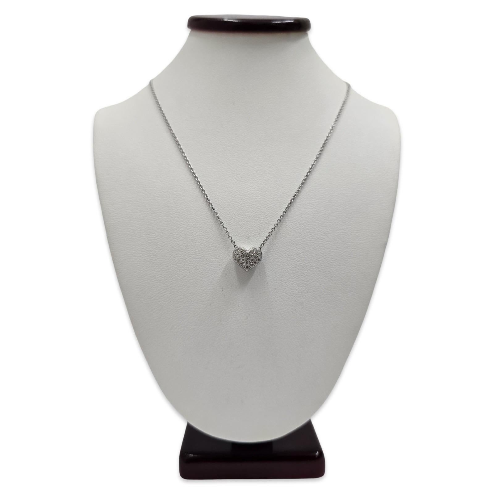 Simbolo senza tempo dell'amore e dell'eleganza, questo romantico pendente è realizzato in oro bianco 18 carati (stampato) e incastonato con 26 diamanti rotondi naturali di 1,5 mm ciascuno, per un peso complessivo di circa 0,39 carati. I diamanti