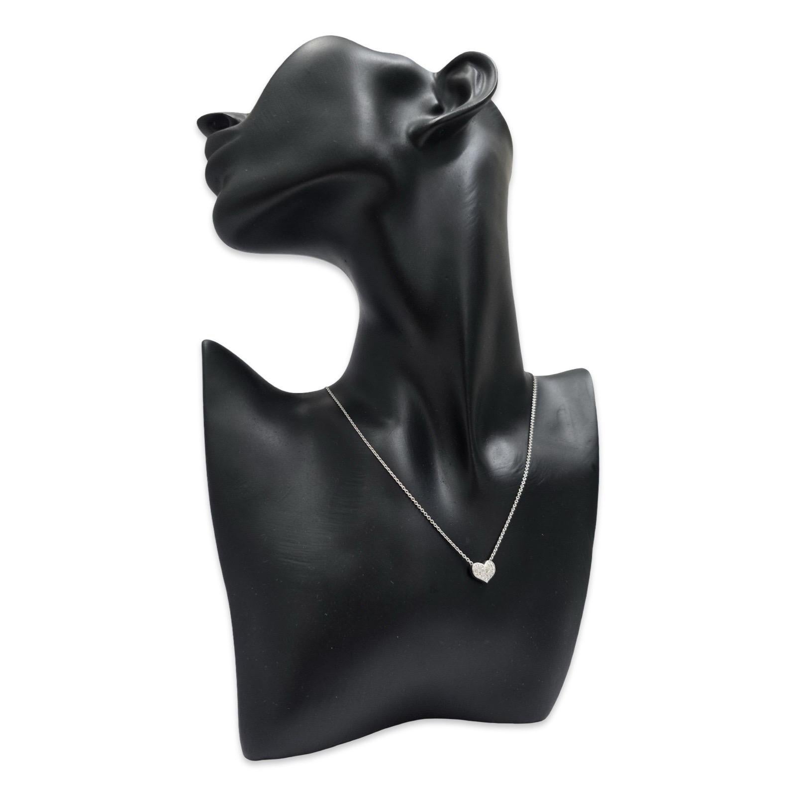 Taglio rotondo Ciondolo romantico a cuore con pavé di diamanti da 0,39tcw in oro bianco 18 carati da 17 pollici in vendita