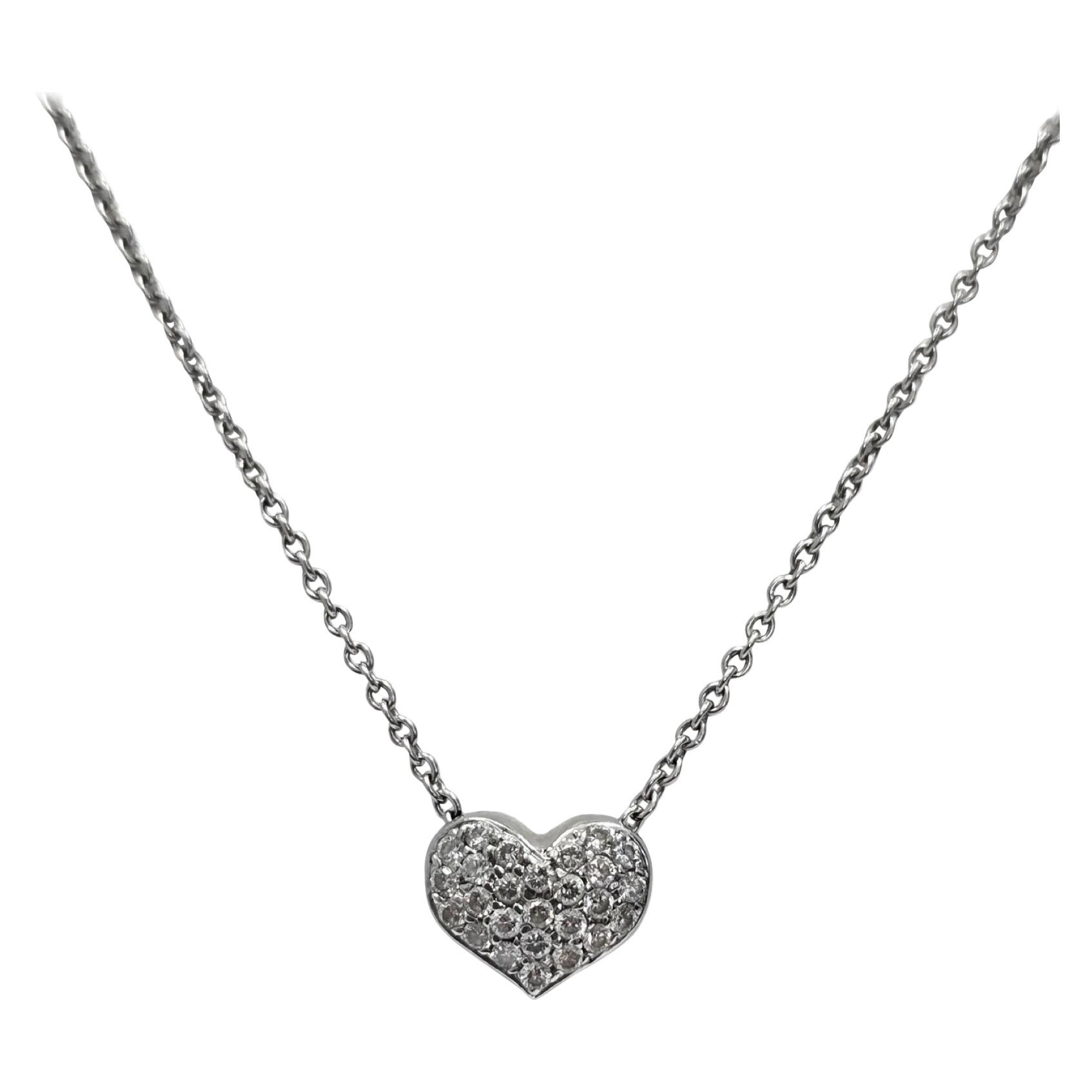 Ciondolo romantico a cuore con pavé di diamanti da 0,39tcw in oro bianco 18 carati da 17 pollici in vendita