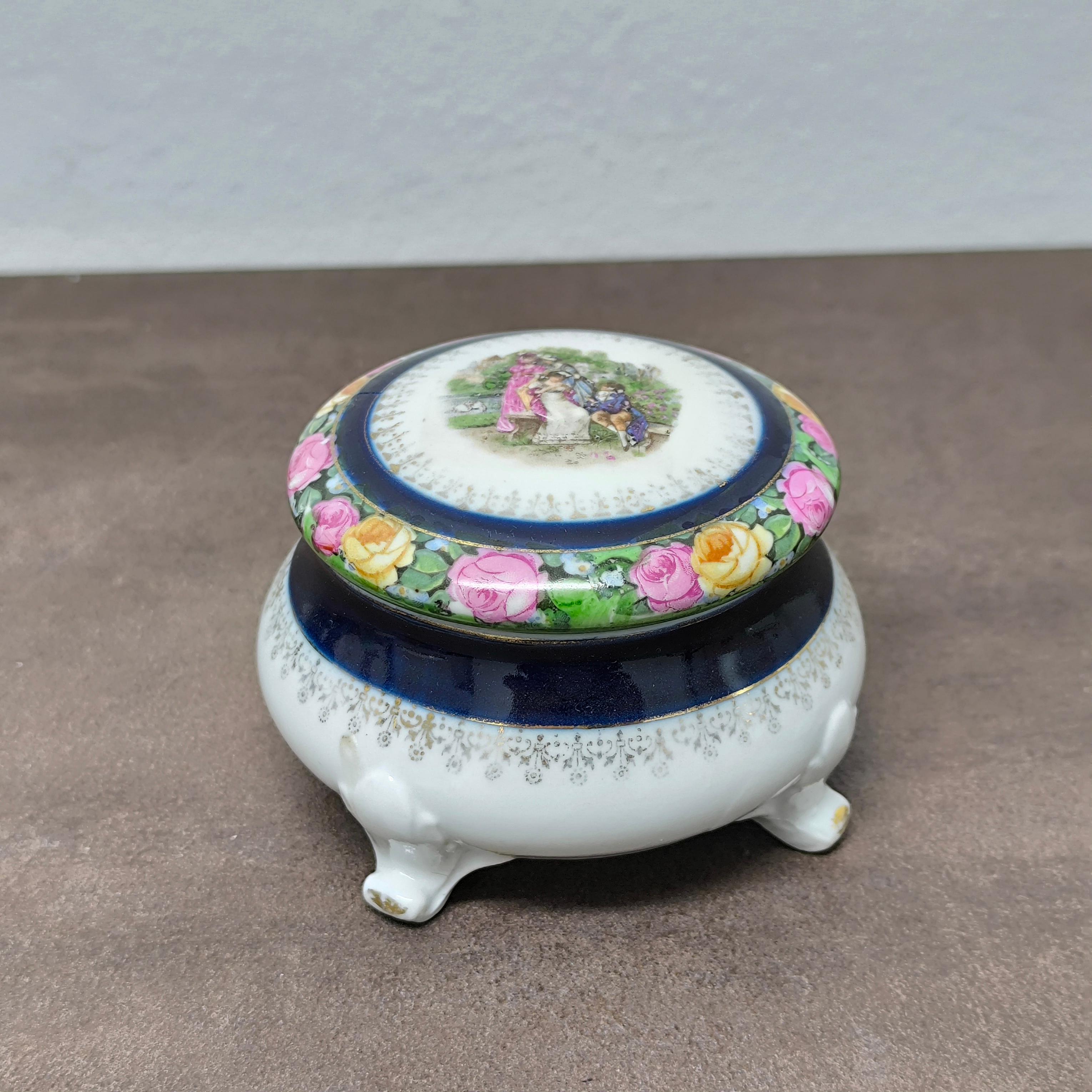 Louis XVI Boîte à bibelots romantique en porcelaine avec scène de jardin, France, milieu du 20e siècle en vente