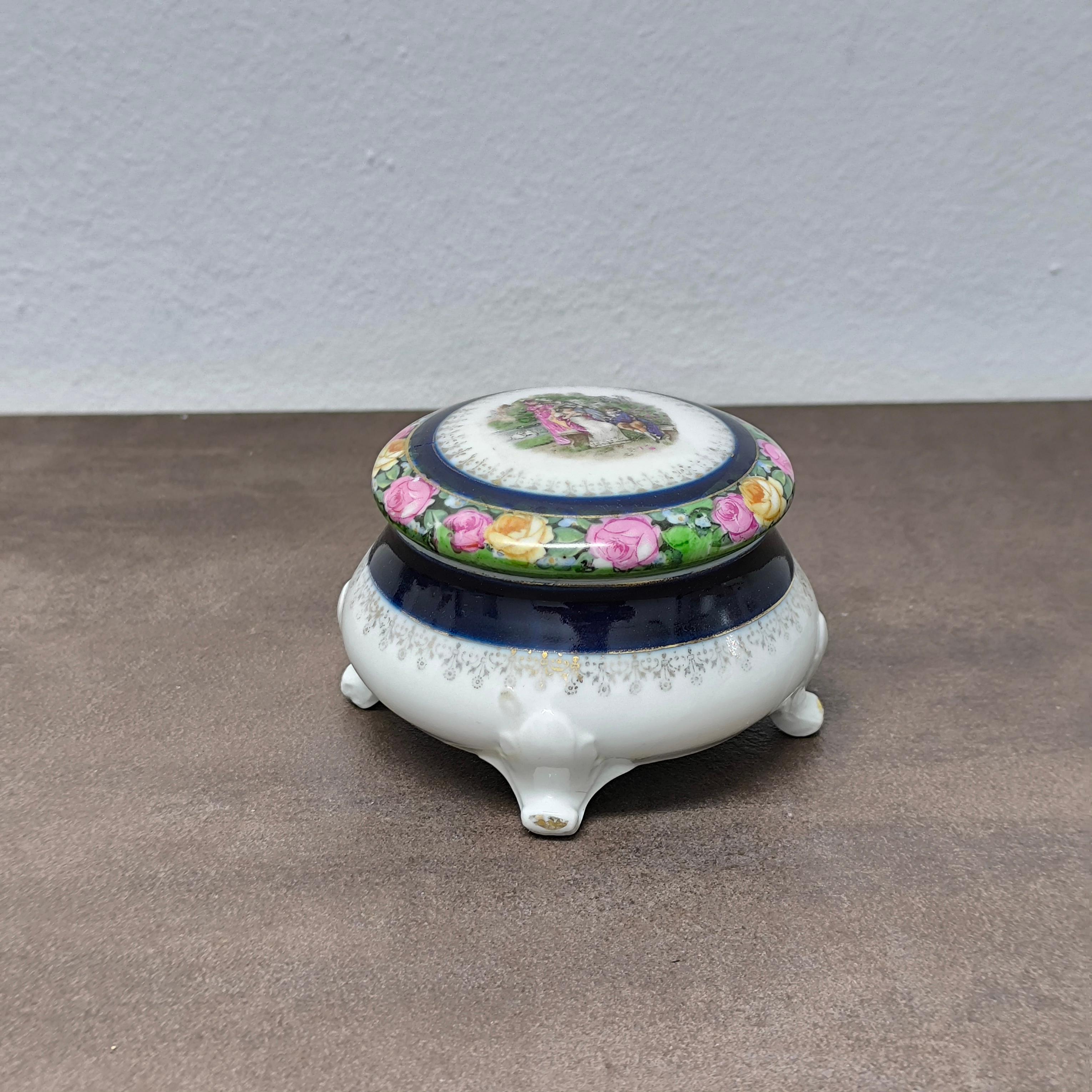 Français Boîte à bibelots romantique en porcelaine avec scène de jardin, France, milieu du 20e siècle en vente