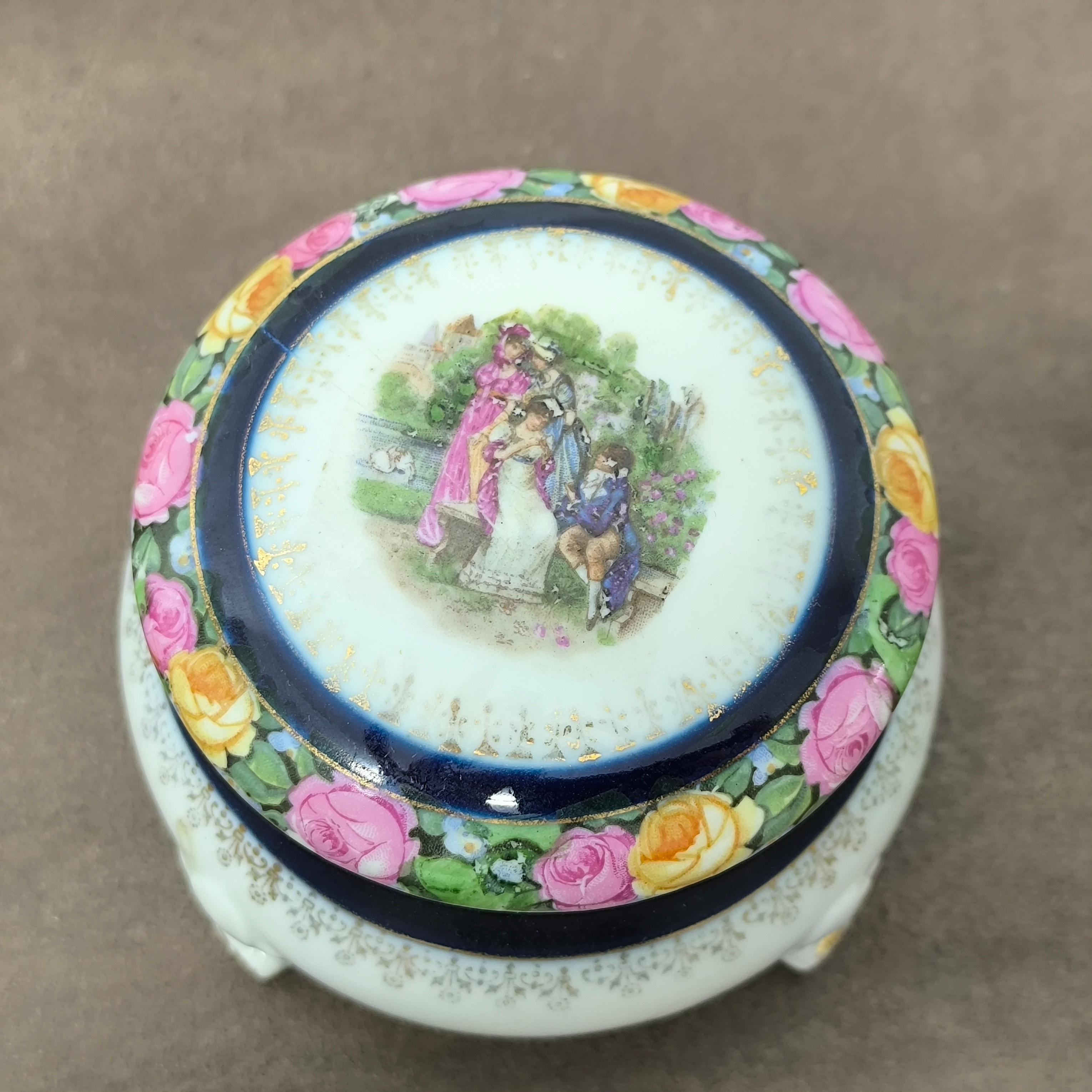Doré Boîte à bibelots romantique en porcelaine avec scène de jardin, France, milieu du 20e siècle en vente