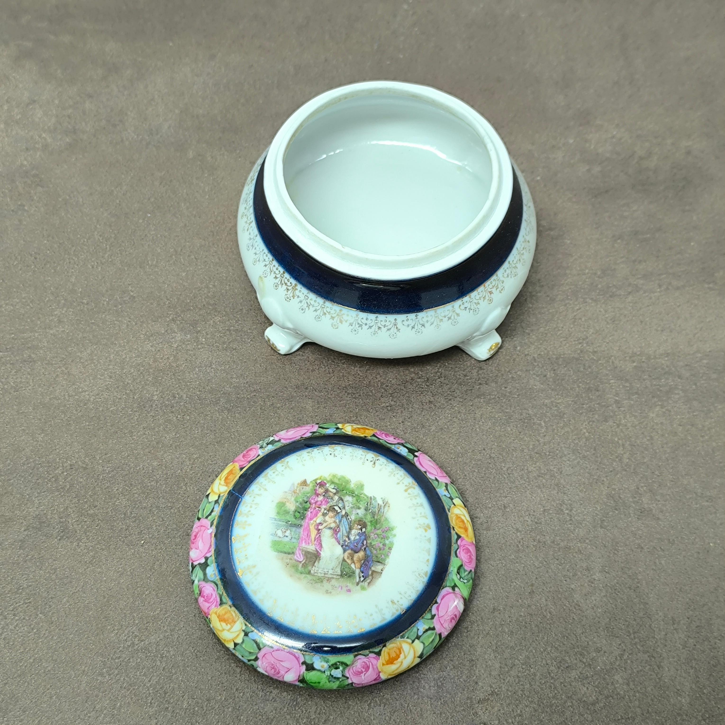 20ième siècle Boîte à bibelots romantique en porcelaine avec scène de jardin, France, milieu du 20e siècle en vente