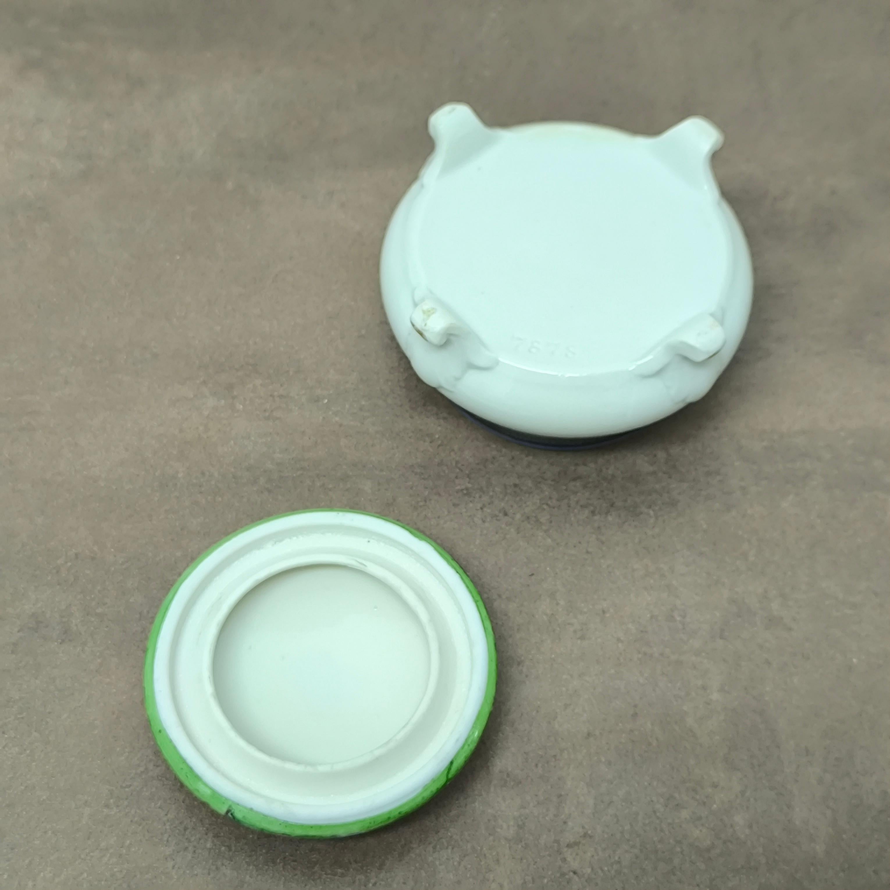 Porcelaine Boîte à bibelots romantique en porcelaine avec scène de jardin, France, milieu du 20e siècle en vente