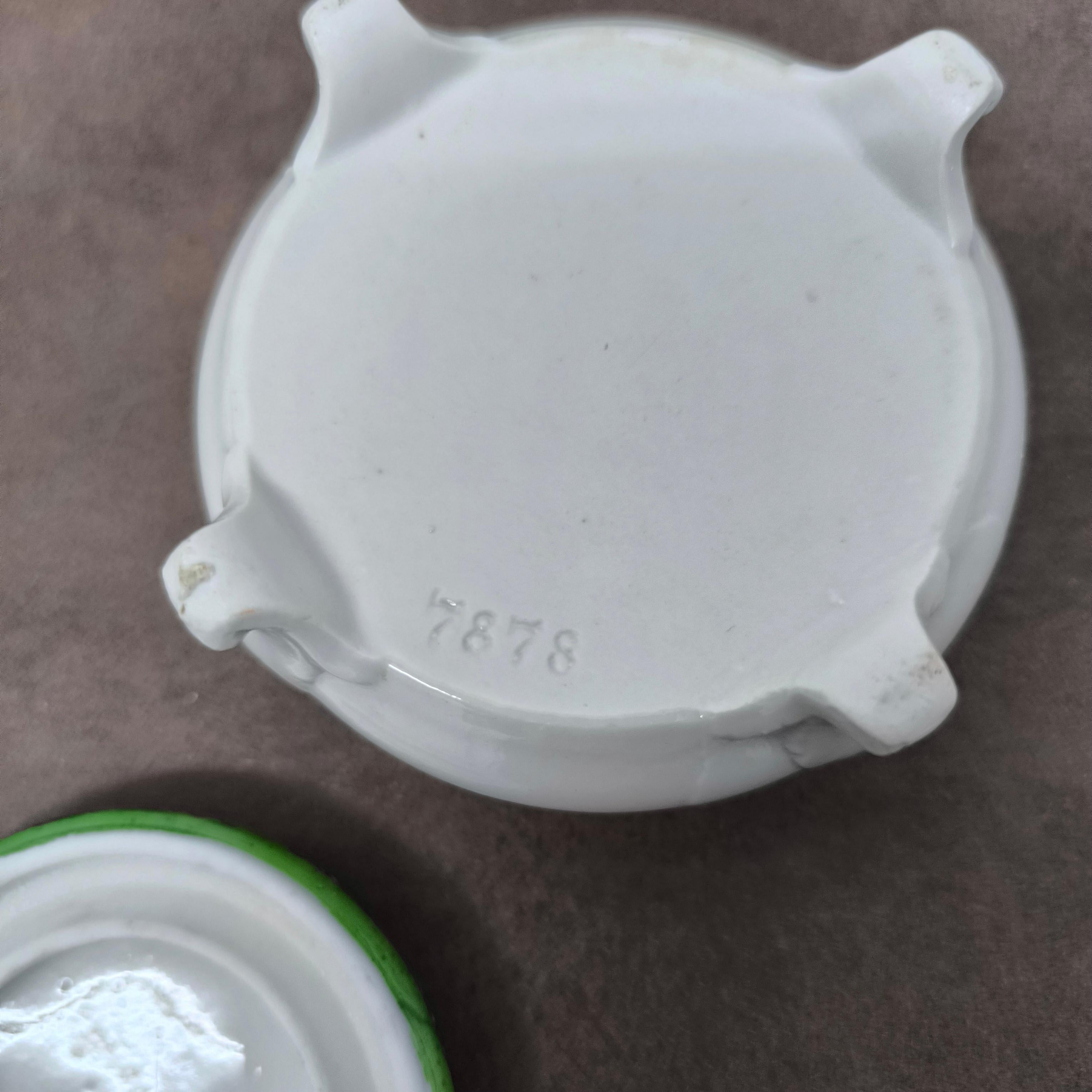 Boîte à bibelots romantique en porcelaine avec scène de jardin, France, milieu du 20e siècle en vente 1