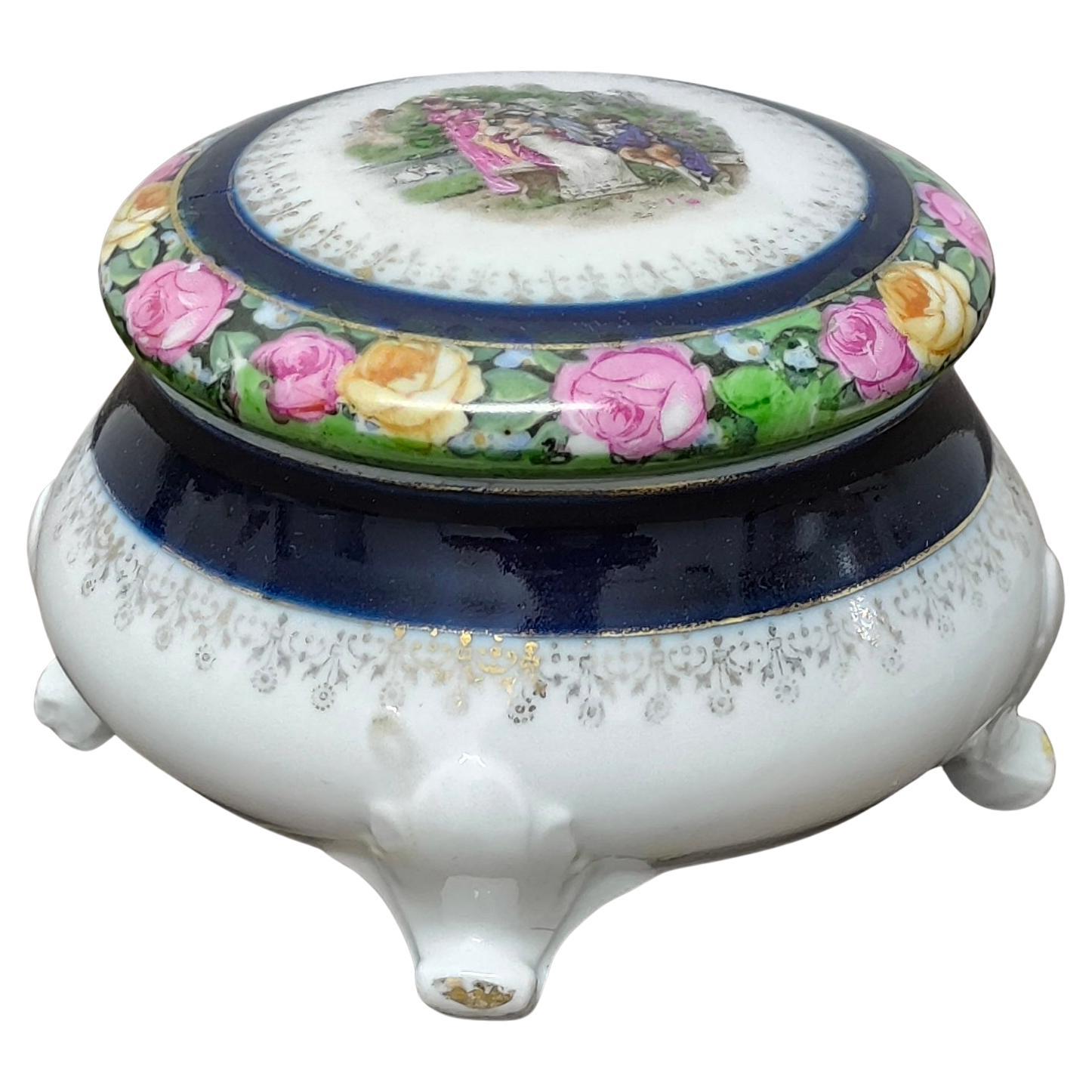 Boîte à bibelots romantique en porcelaine avec scène de jardin, France, milieu du 20e siècle