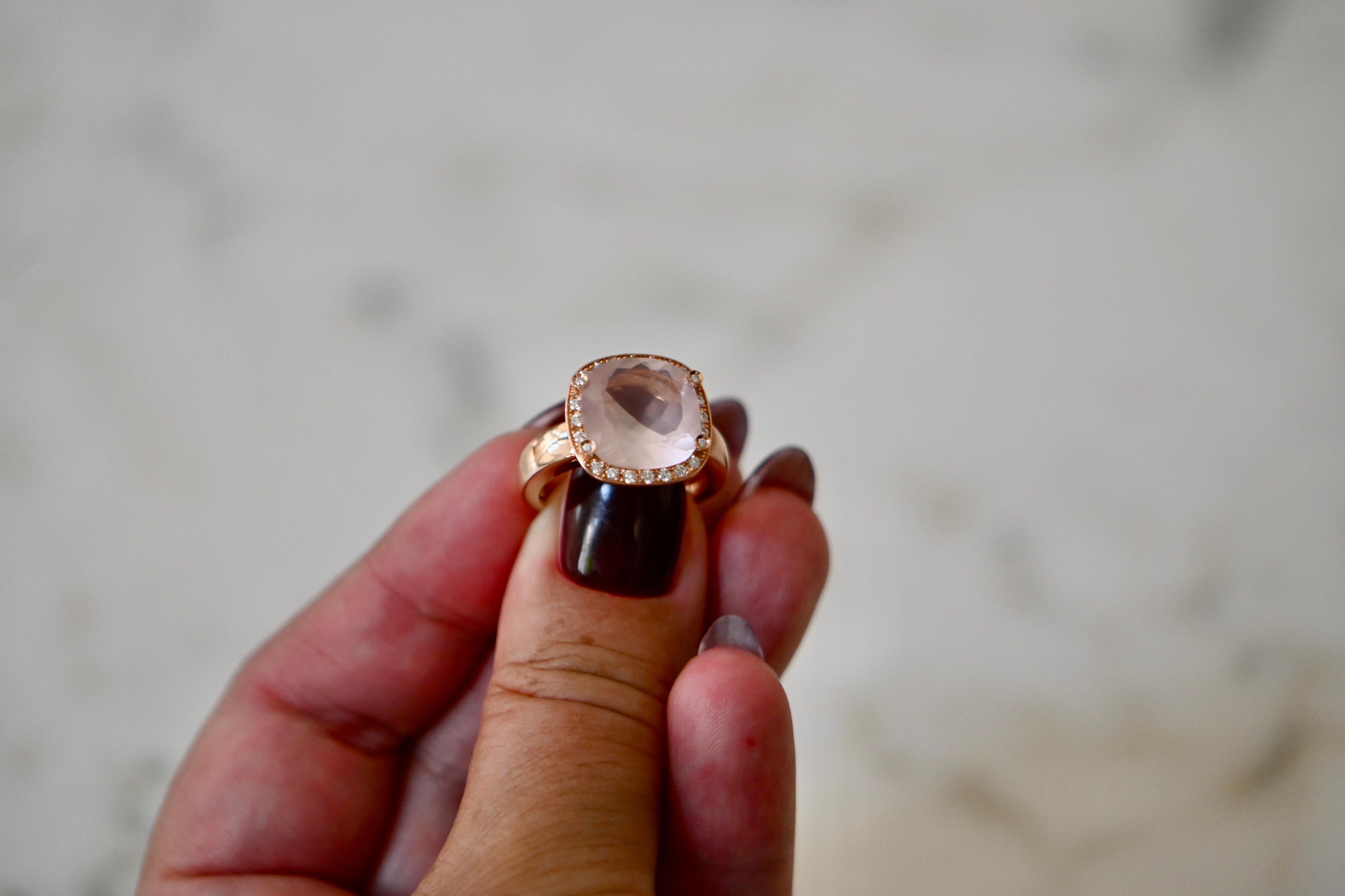 Romantic Rose Gold Ring with Rose Quartz and Brilliant-Cut Diamonds In New Condition For Sale In Vannes, FR