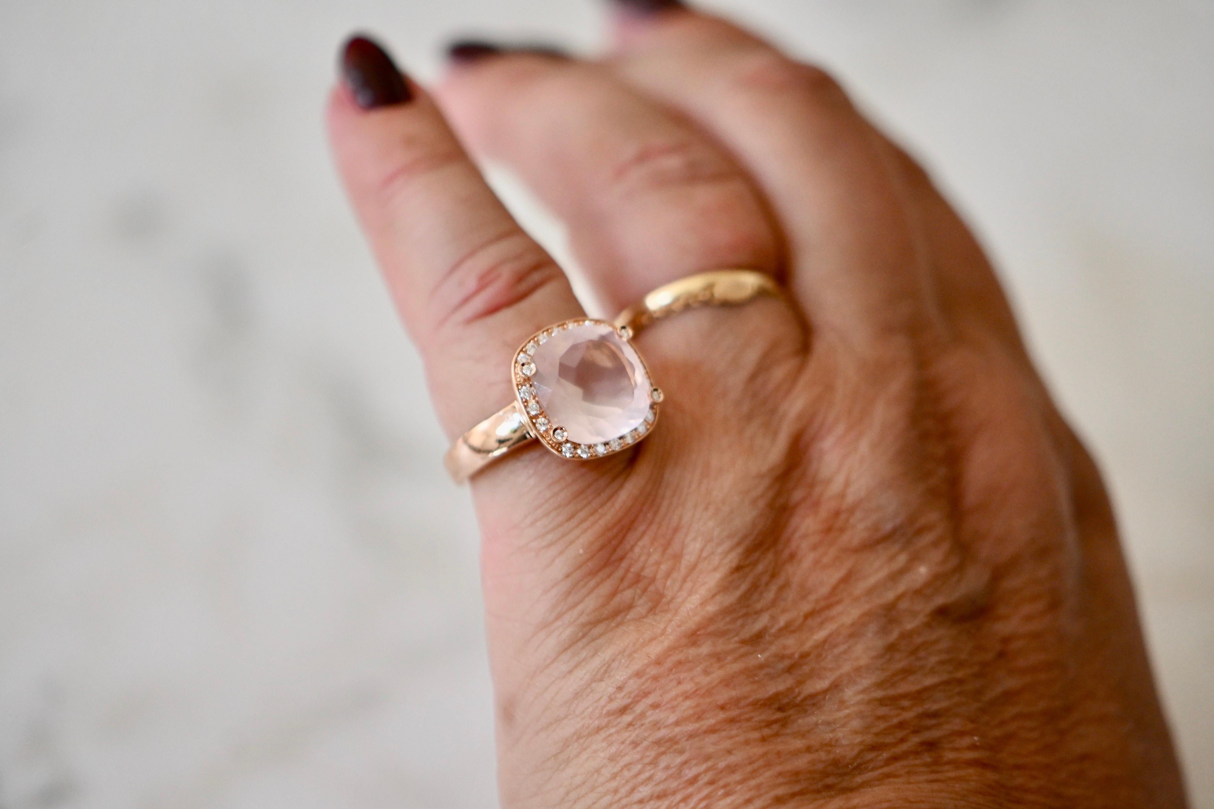 Women's Romantic Rose Gold Ring with Rose Quartz and Brilliant-Cut Diamonds For Sale