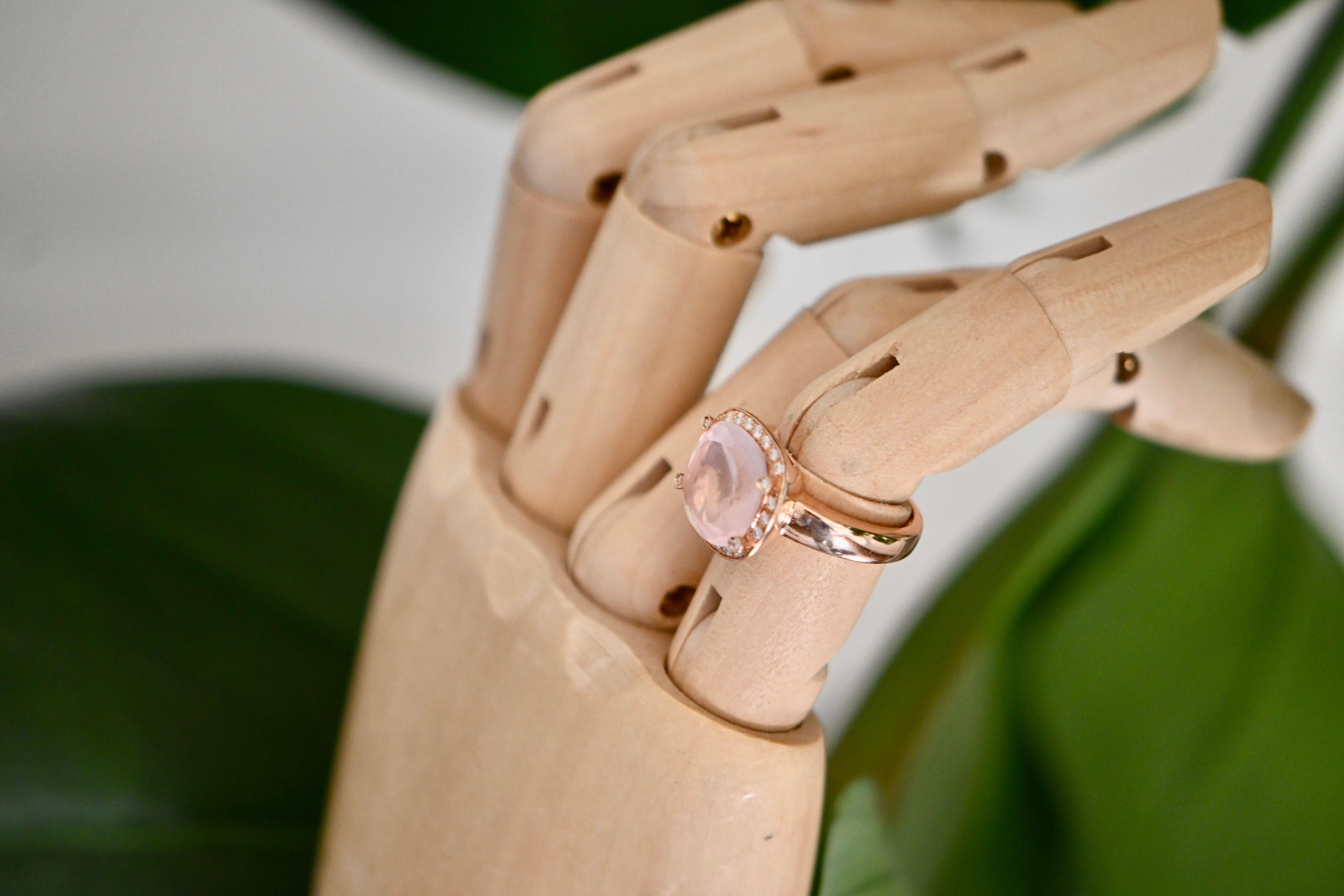 Romantic Rose Gold Ring with Rose Quartz and Brilliant-Cut Diamonds For Sale 1