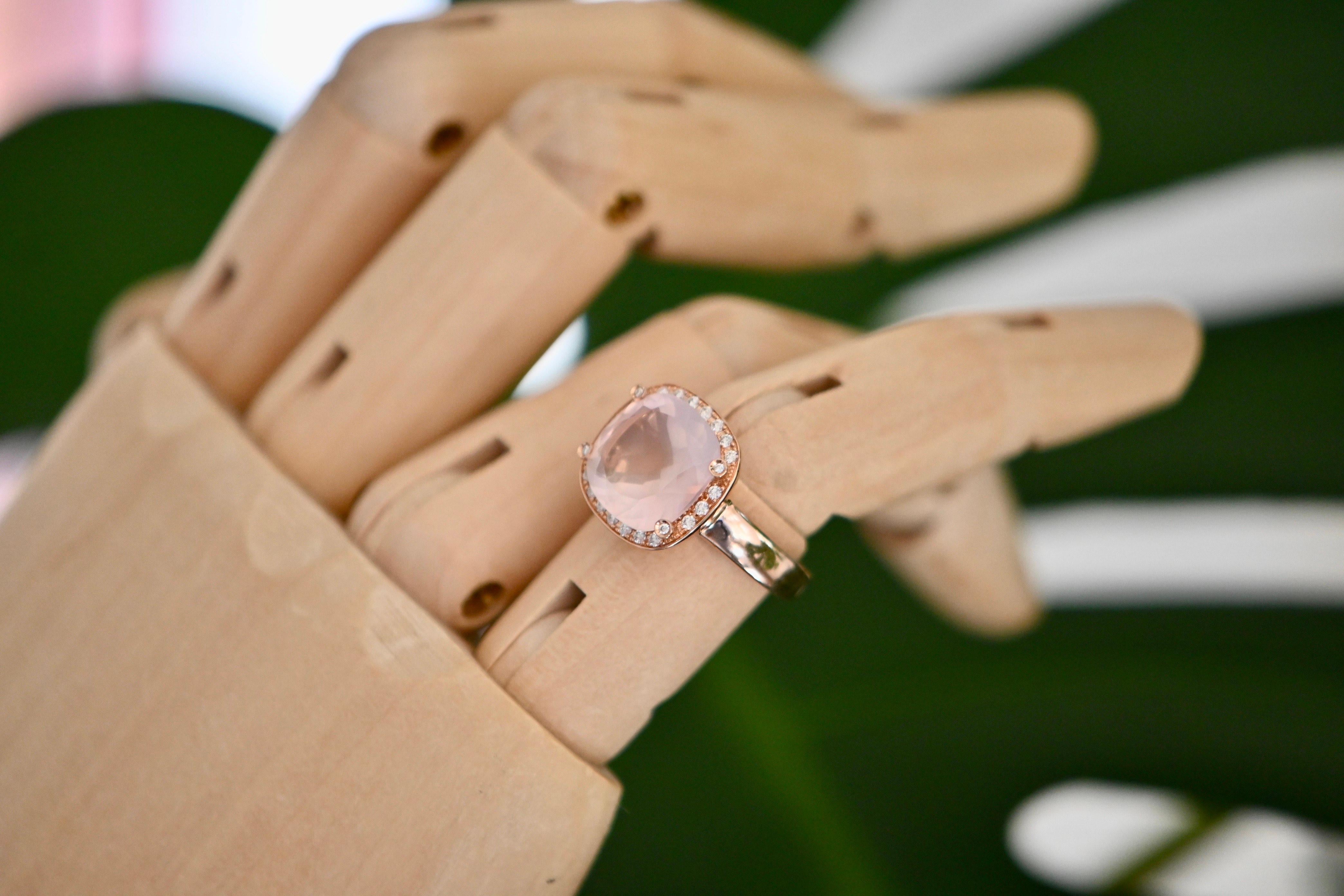 Romantic Rose Gold Ring with Rose Quartz and Brilliant-Cut Diamonds For Sale 2