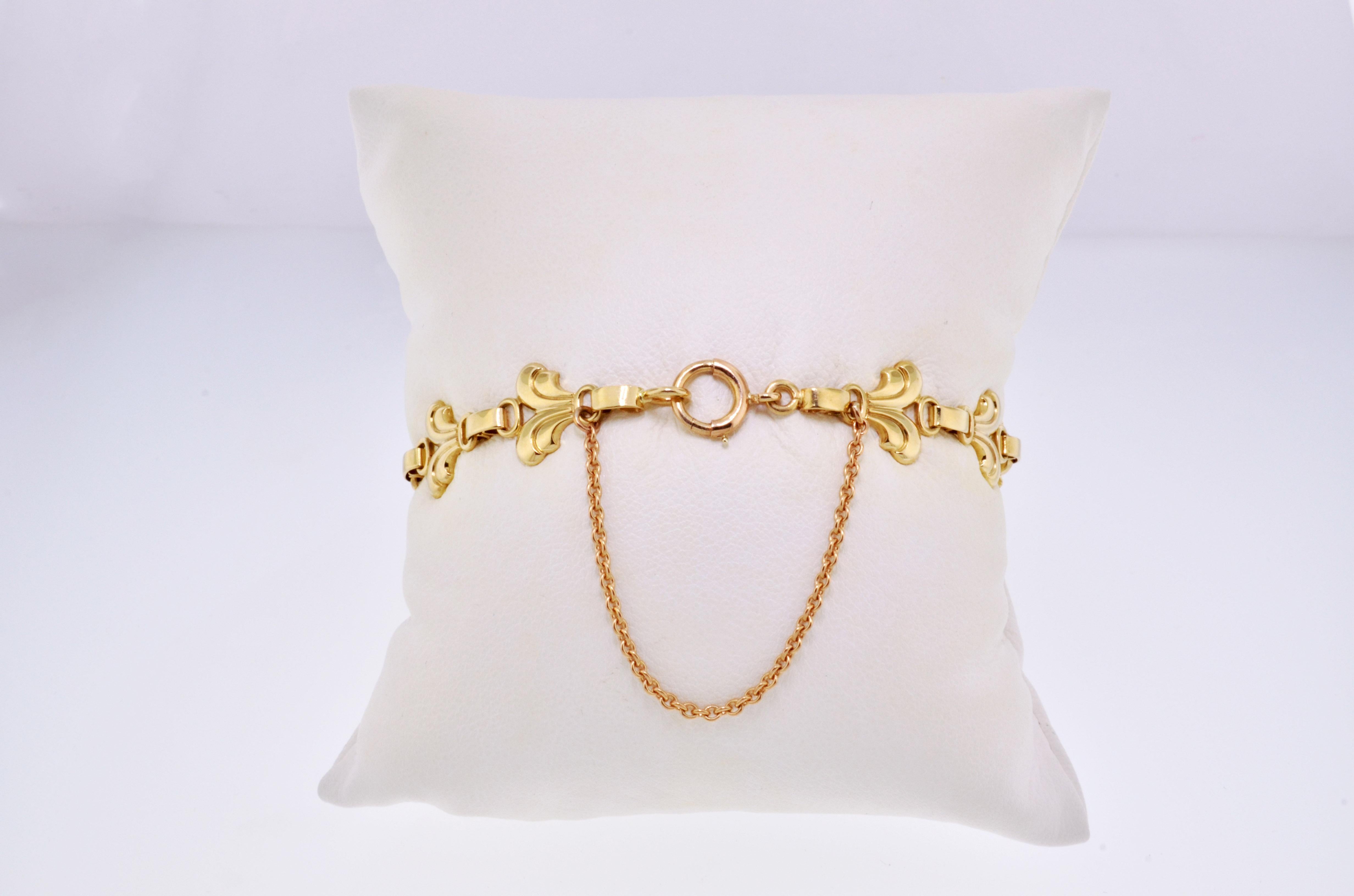 Women's Romantic Vintage Diamond and Blue Topaz Flower Bracelet in 14 Karat Yellow Gold For Sale