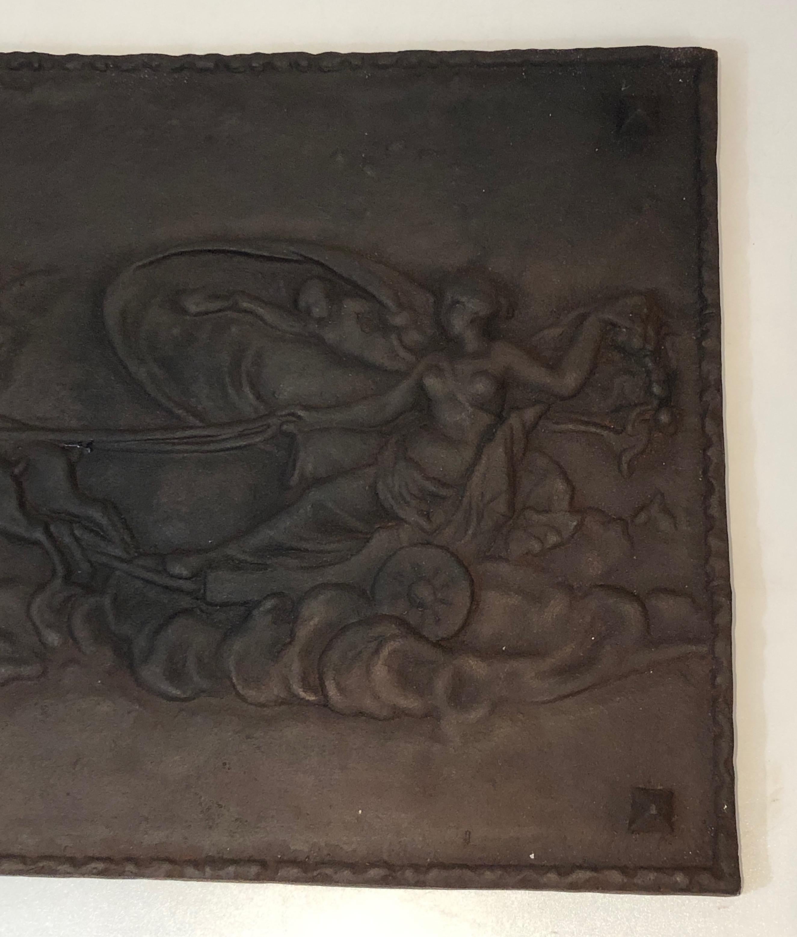 Moulage Plaque de cheminée en fonte à décor romantique, française, vers 1950 en vente
