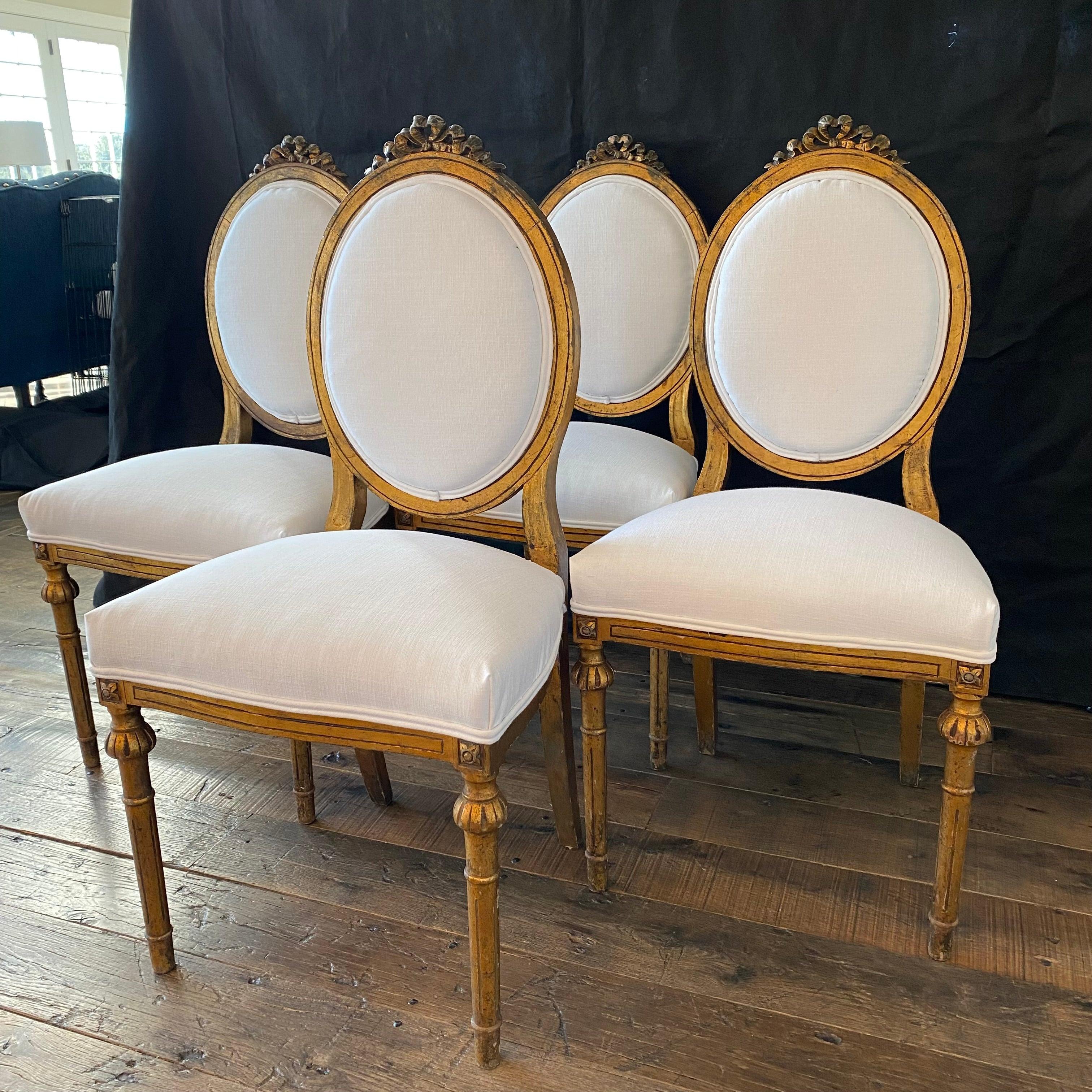 Romantic Set of 4 French Louis XV Giltwood Dining Chairs For Sale 5