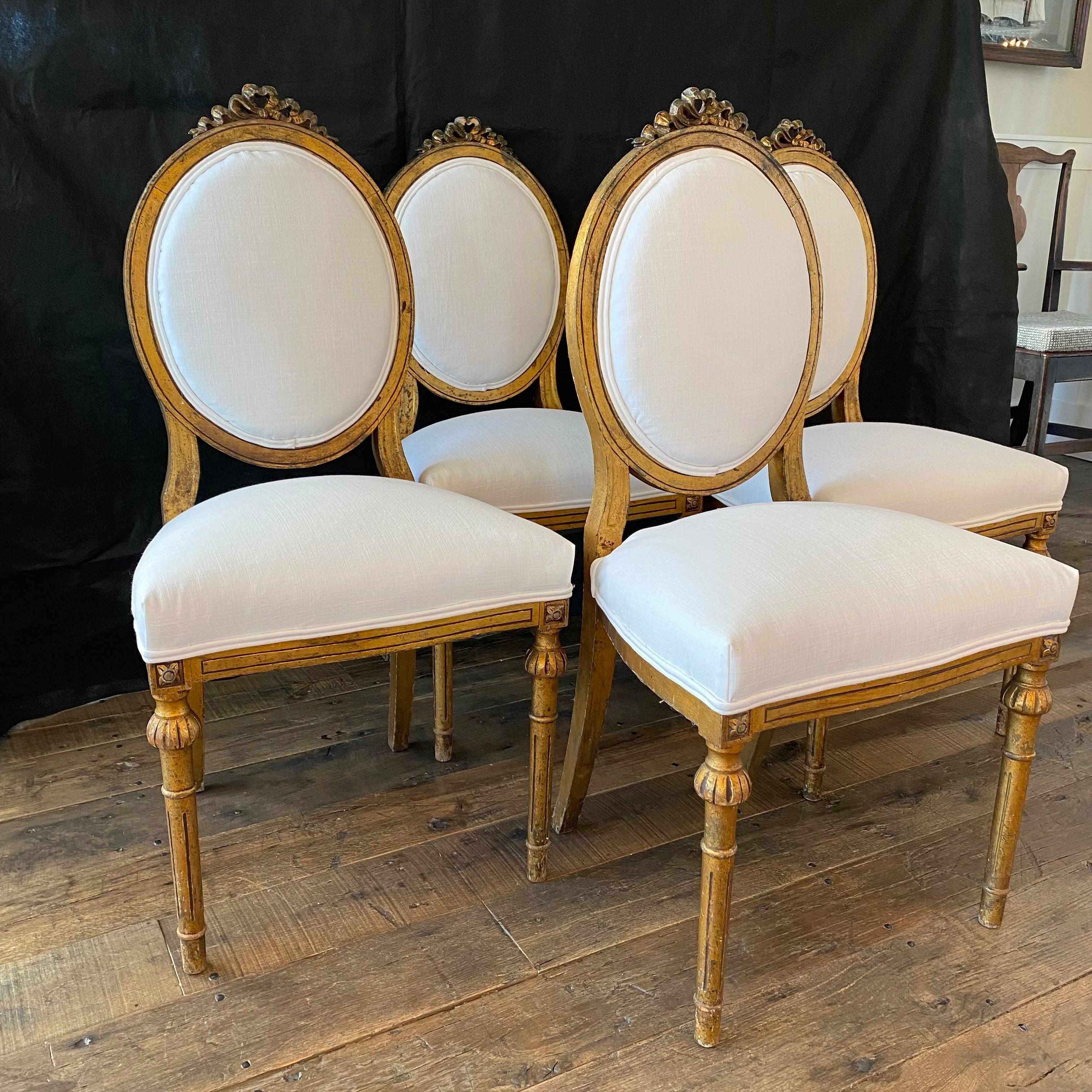 Romantic Set of 4 French Louis XV Giltwood Dining Chairs For Sale 7
