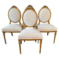 Ensemble romantique de 4 chaises de salle à manger françaises Louis XV en bois doré