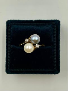 Anello romantico Toi et Moi con perla e diamante in oro giallo 14 carati