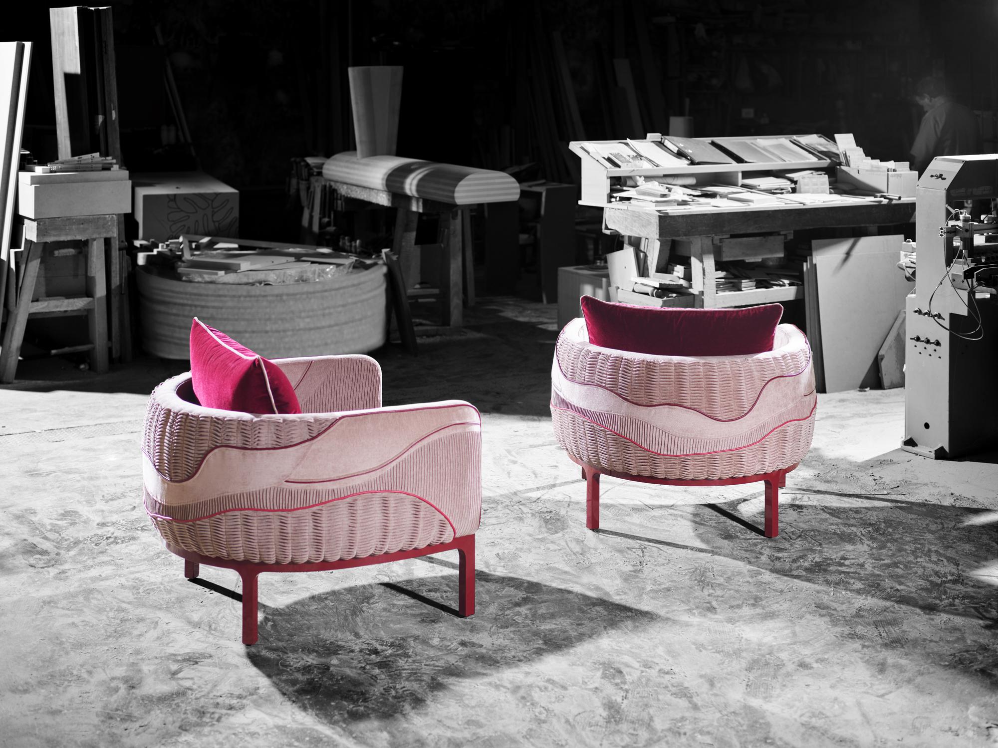 Romantic Velvet Contemporary and Customizable Armchair in Pink Velvet  For Sale 9