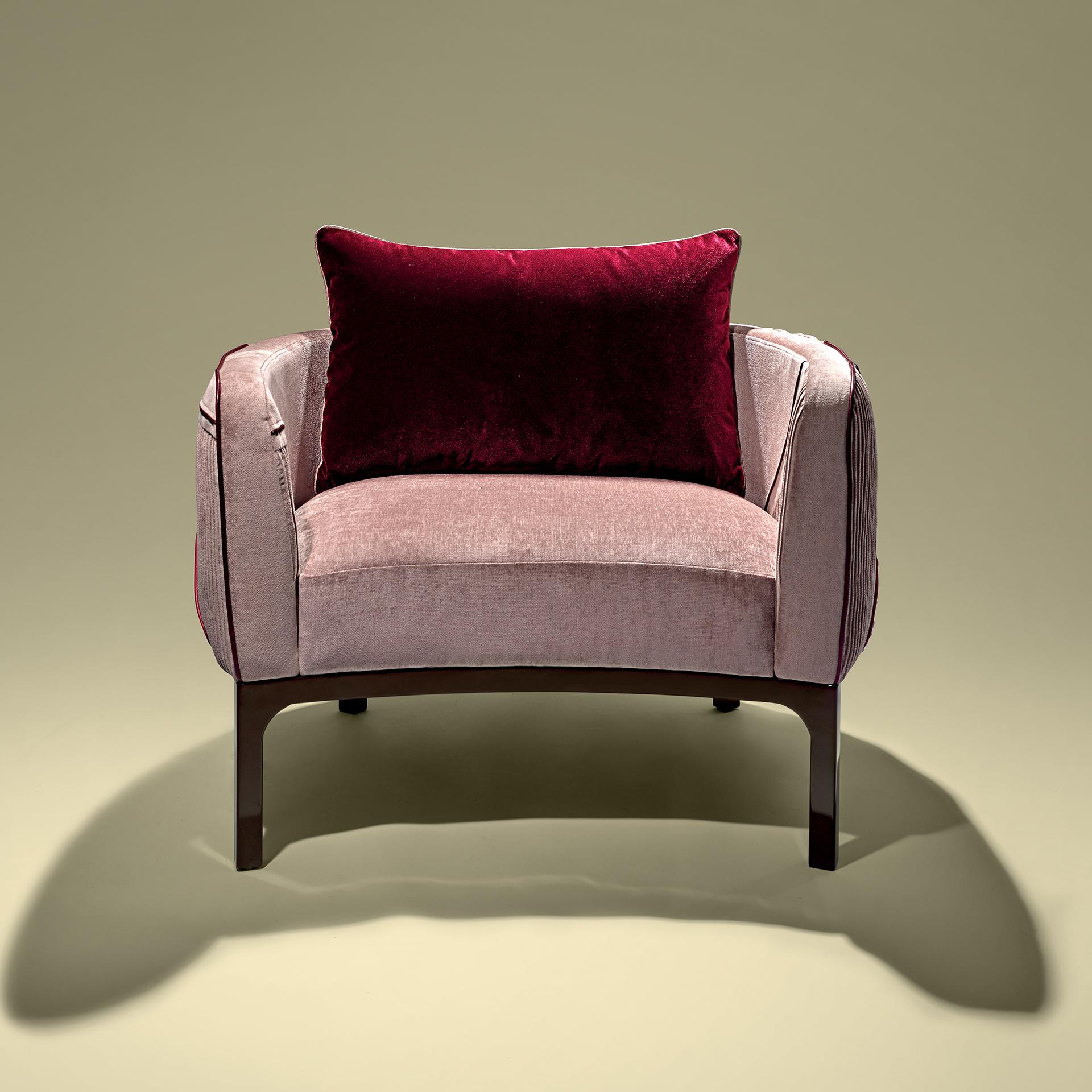 Romantic velvet armchair in pink velvet and leather
This piece takes 360 hours to produce, handcrafted armchair with artistic intervention by Juliana Ribeiro.

Bespoke / Customizable
Identical shapes with different sizes and finishings.
All RAL
