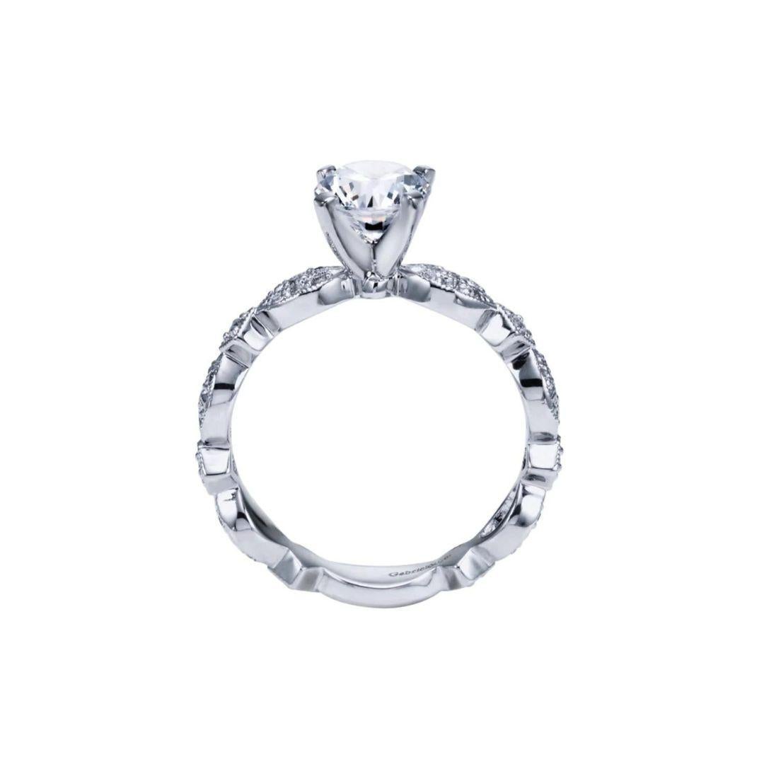 Taille ronde   Monture de fiançailles romantique en or blanc et diamants en vente