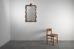 Espejo romántico de madera con detalles florales, Francia Años 50