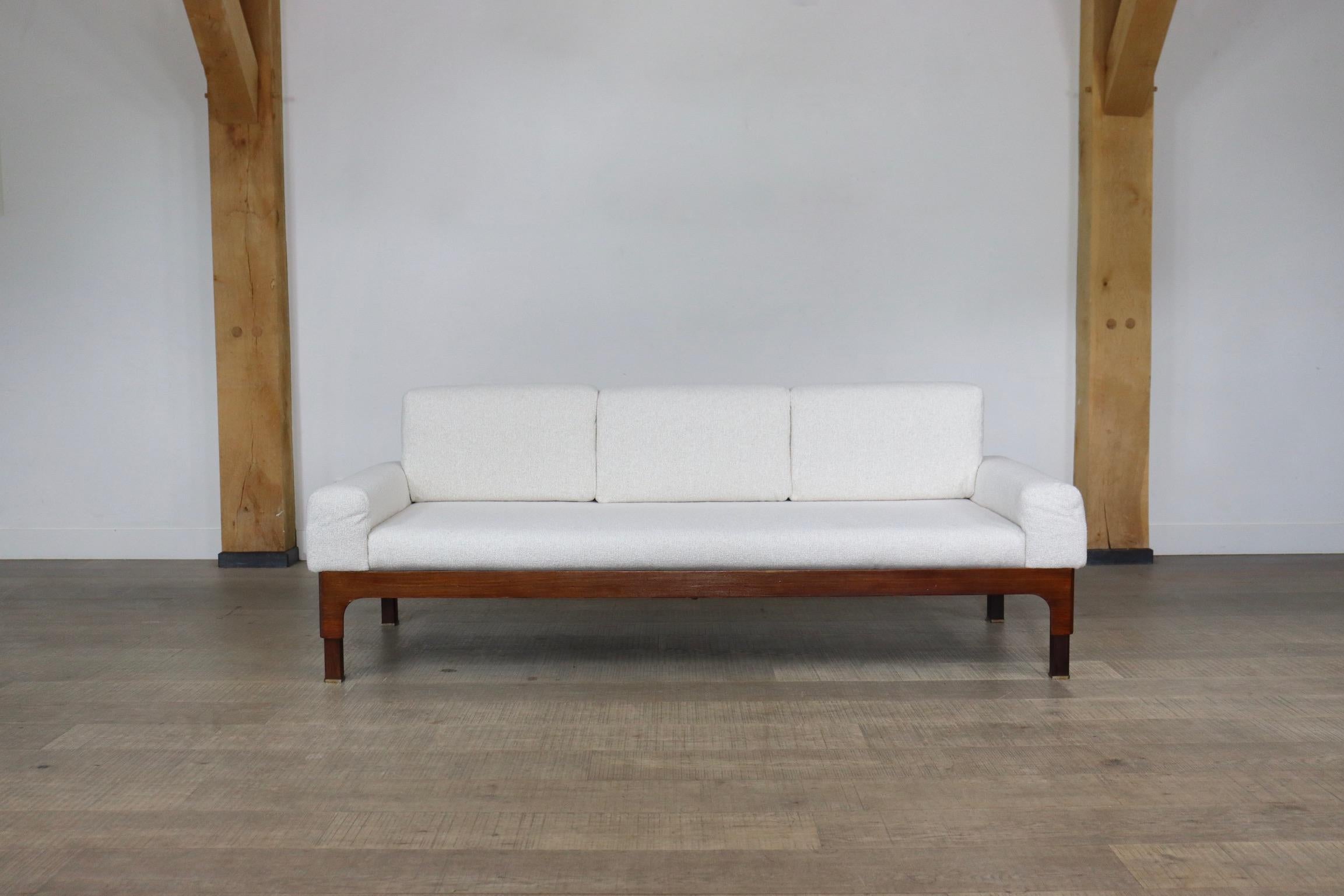 Amazing 'Romantica' sofa by Piero Ranzani for Elam in rosewood, Italy 1950s.
Les lignes droites de la construction en bois se détachent magnifiquement des formes arrondies des coussins et des sièges. On retrouve de jolis détails dans les formes