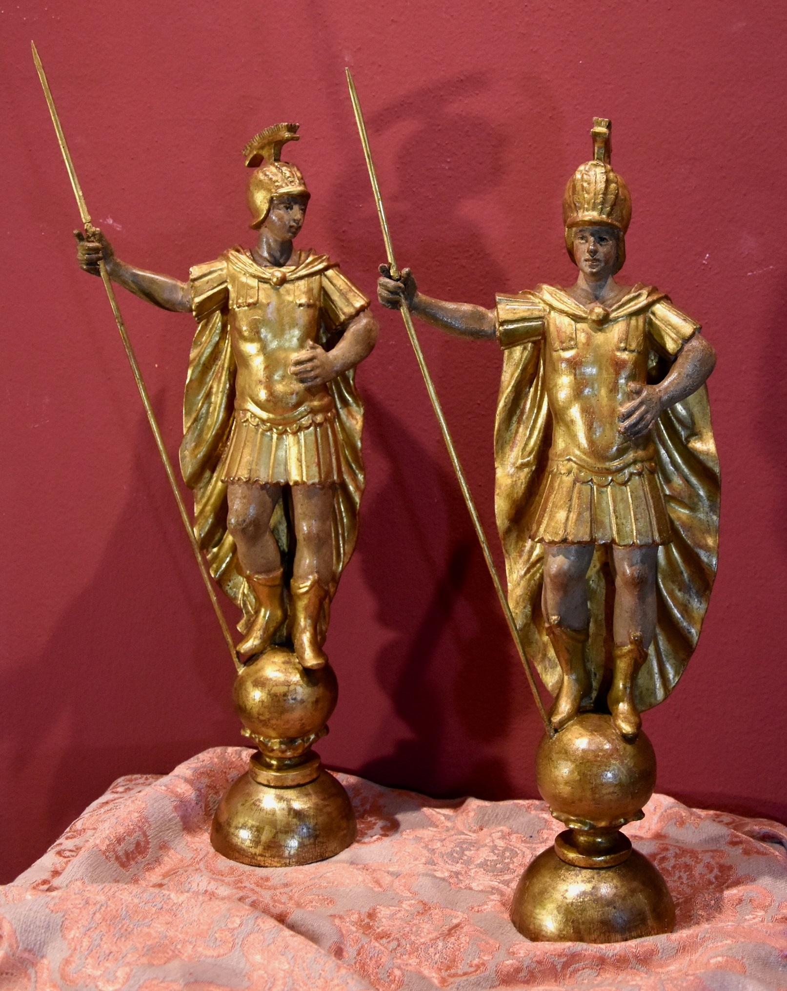 Sculptures en bois représentant une paire de soldats romains en pied
Rome, XVIIIe siècle
Bois sculpté et doré (noyer ?)

Dimensions : Hauteur maximale (à la lance) 62 cm / Largeur maximale : 28 cm.

Paire de sculptures en bois représentant deux