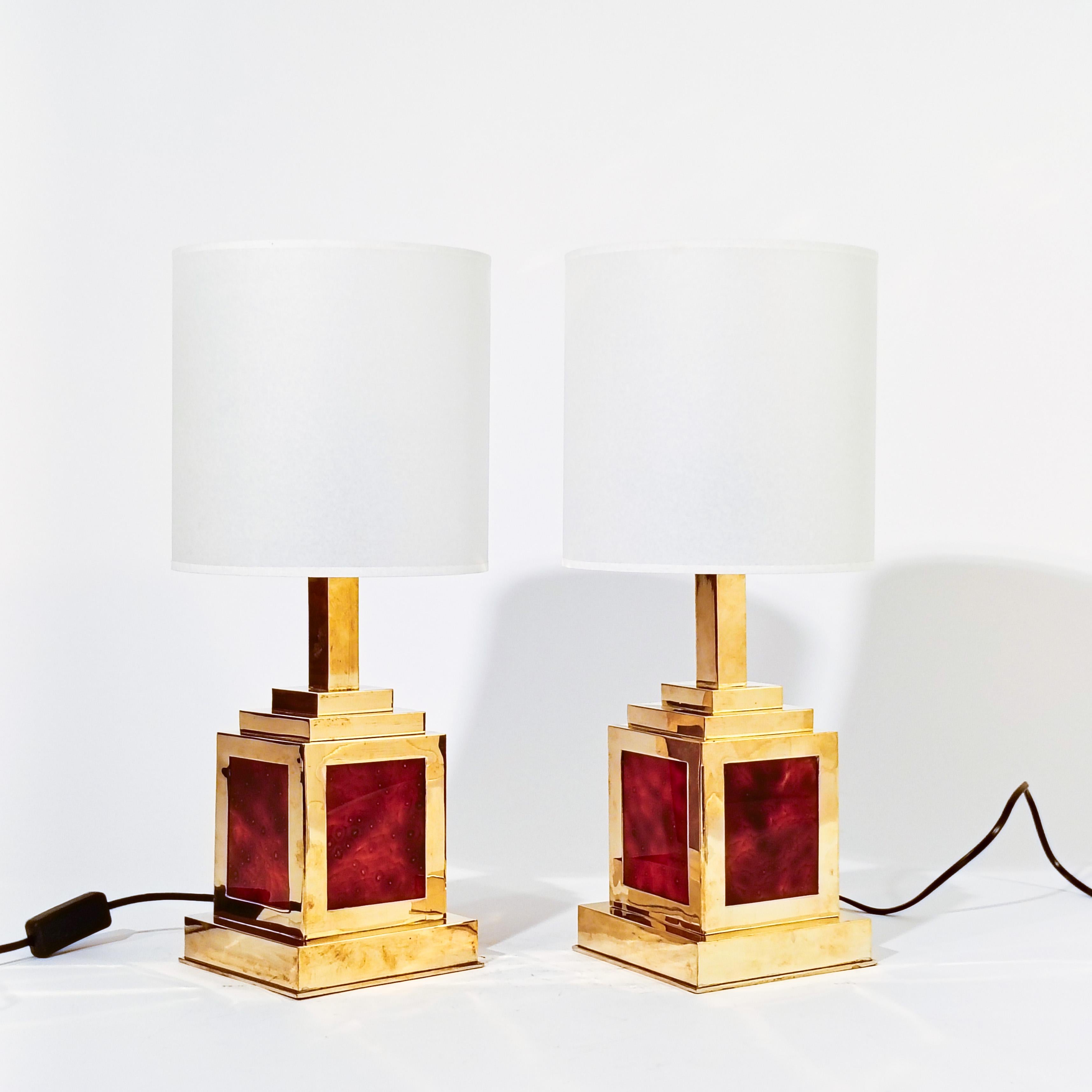 Hollywood Regency and Post-Modern style table lamps in the style of Romeo Rega and Milo Baughman designs during the 70s (set of 2). Sculptural body in Art Deco revival style in the shape of a skyscraper formed by a golden chrome metal structure and