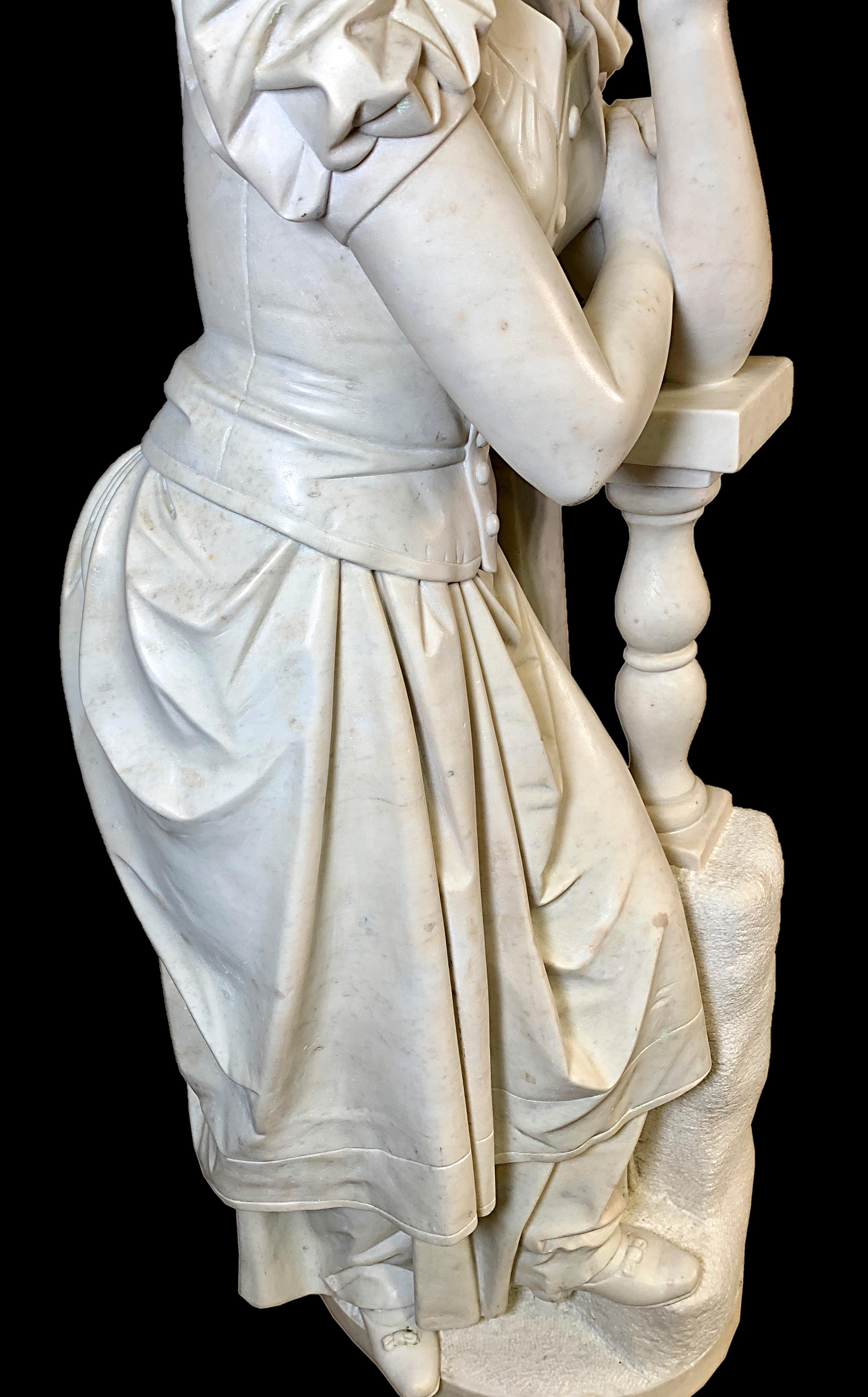 Romeo et Juliette, deux anciennes sculptures italiennes en marbre sculpté Bon état - En vente à Los Angeles, CA