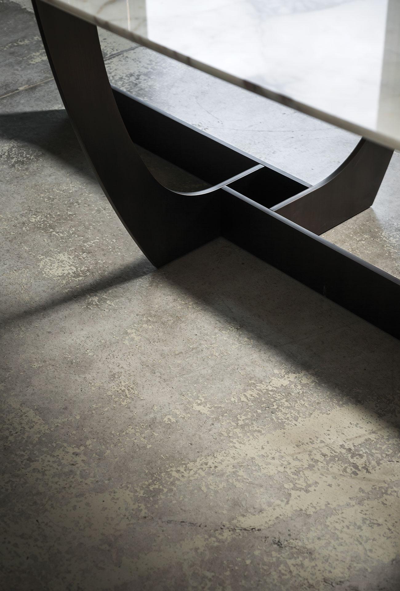 Romeo Dining Table by Roberto Lazzeroni for Baxter In New Condition In New York, NY