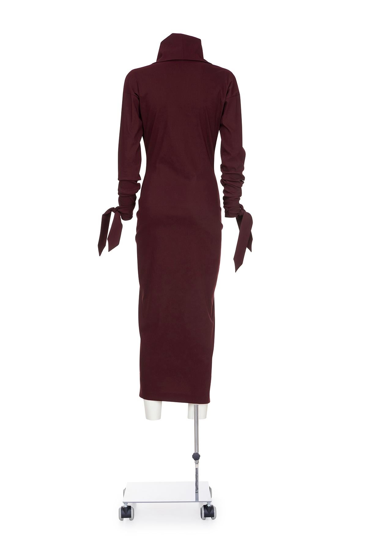 Nero Romeo Gigli anni '90 Abito lungo elasticizzato con profondo collo a scialle in vendita