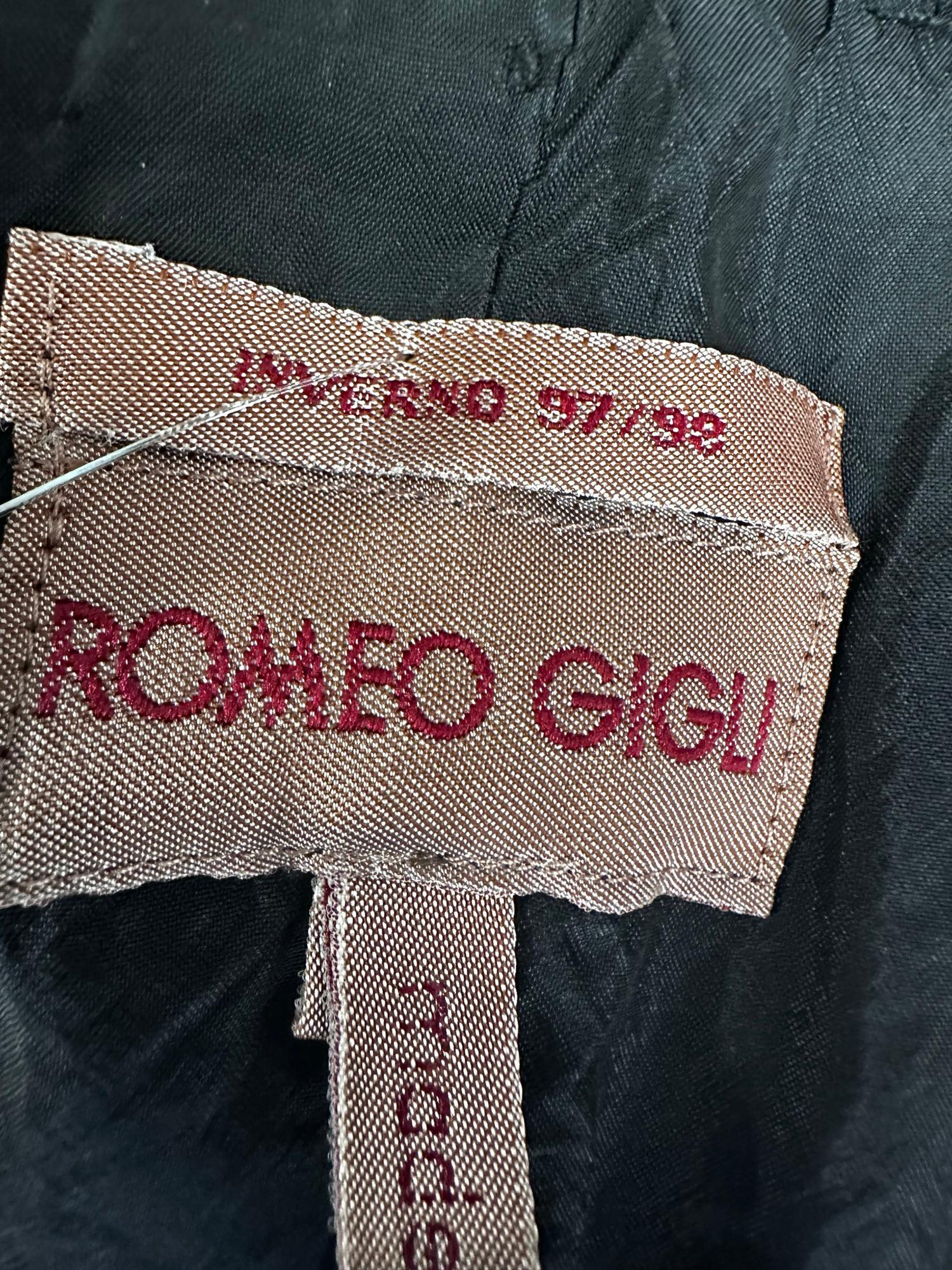 Romeo Gigli Schwarze gepunktete Samt-Patch-Taschenjacke mit Revers Winter 97/98 im Angebot 8