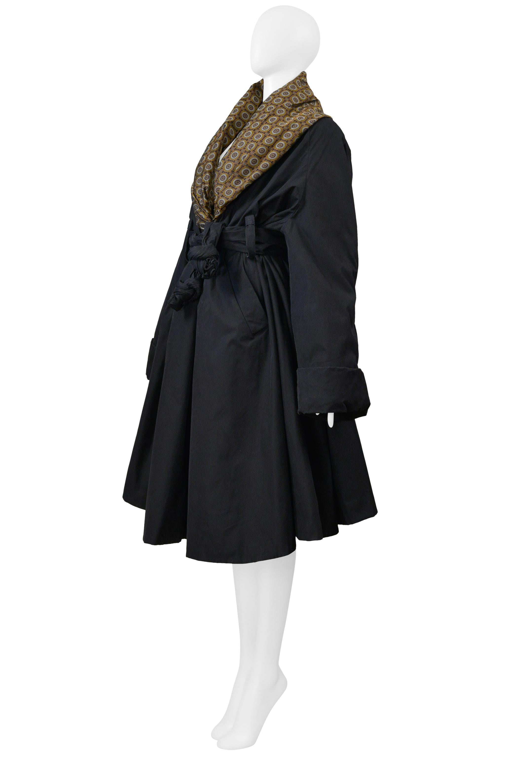 Resurrection Vintage è lieta di presentare un cappotto vintage di Romeo Gigli nero cangiante degli anni '90, caratterizzato da una vestibilità voluminosa e chic, un'ampia cintura a fusciacca con nodi, tasche laterali, un collo a scialle paisley