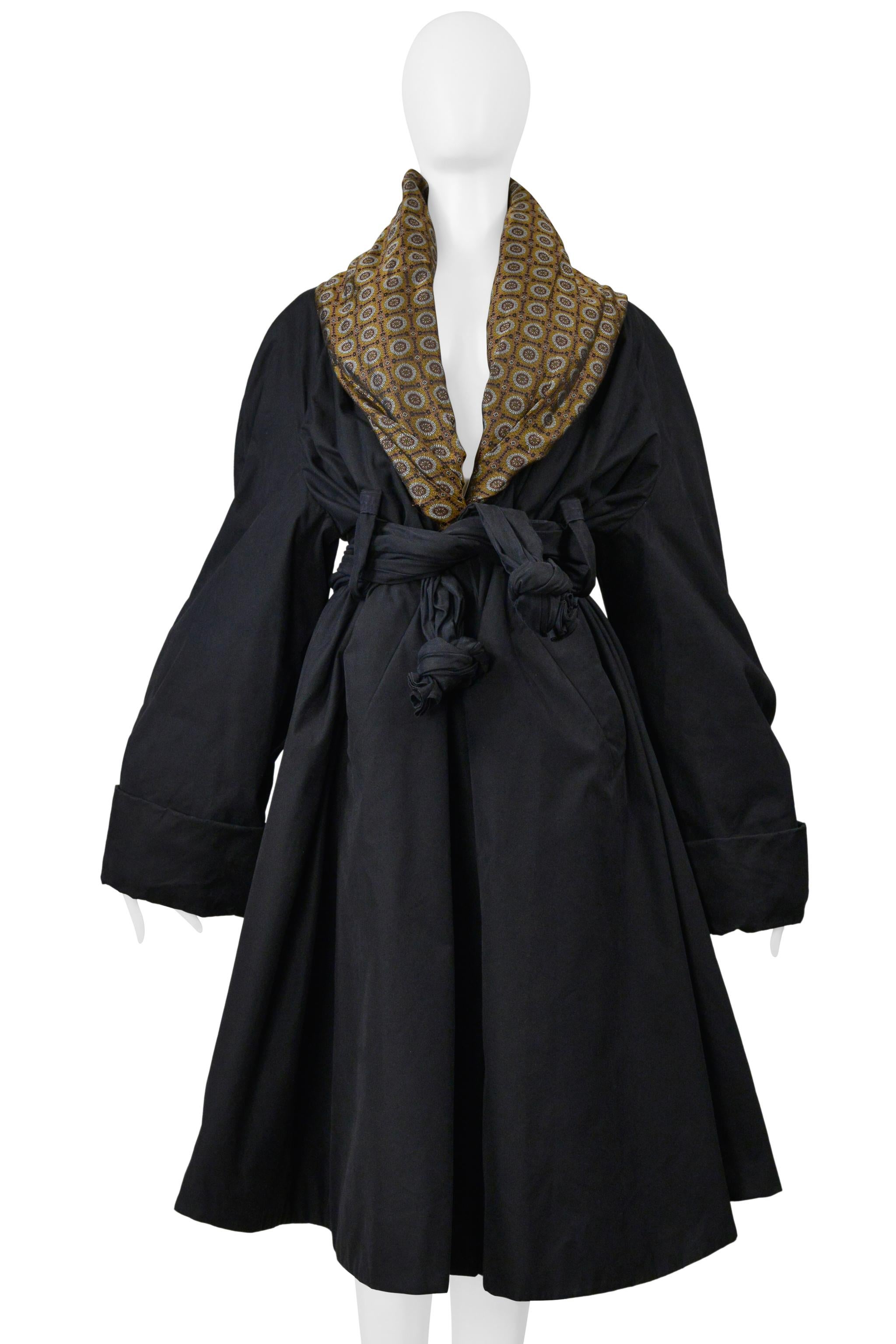 Romeo Gigli Cappotto nero iridescente con doppio risvolto 1990S In condizioni buone in vendita a Los Angeles, CA