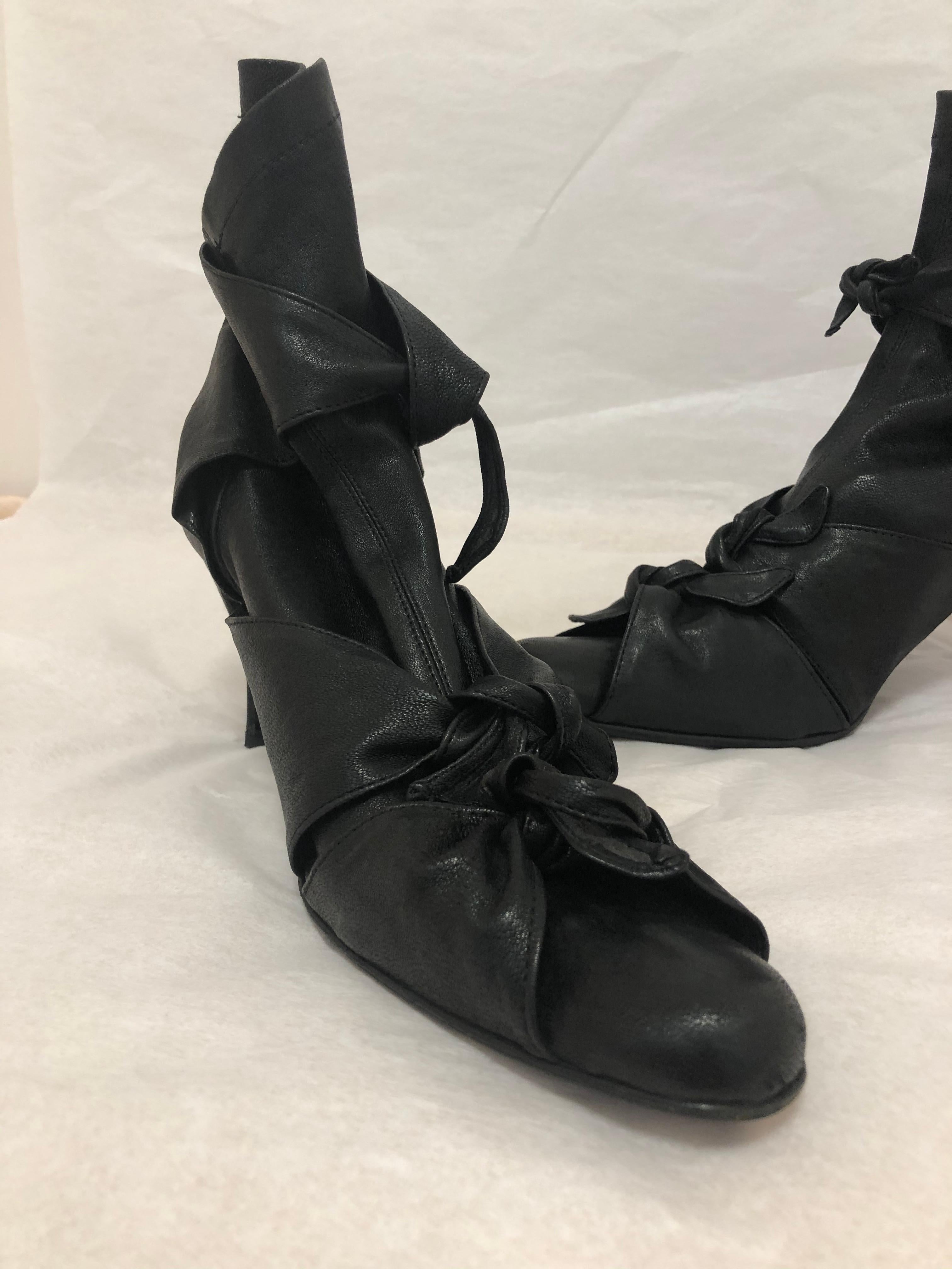 Romeo Gigli Black Leather Booties 36.5 In Excellent Condition For Sale In Port Hope, ON