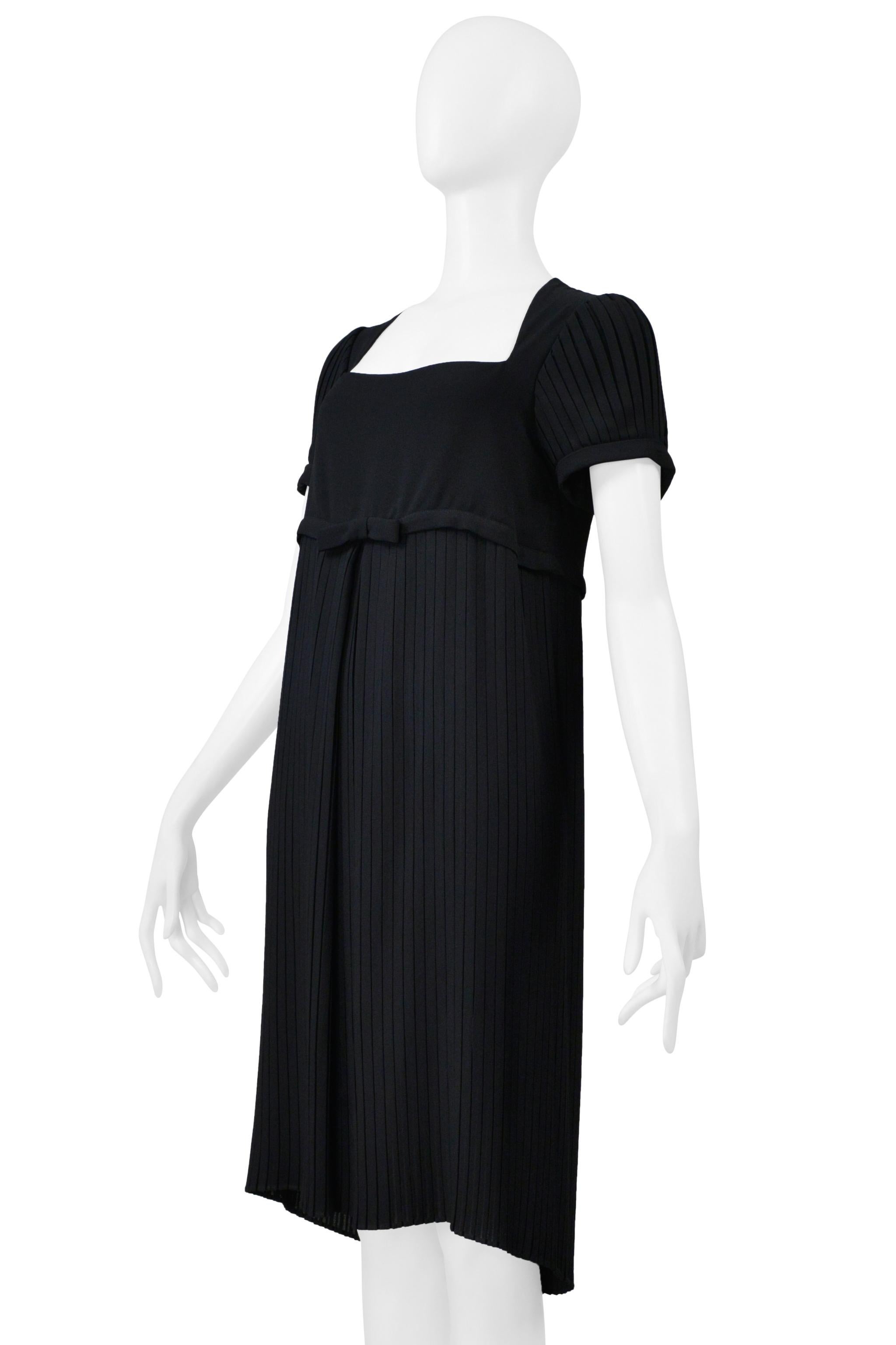 Noir Romeo Gigli Robe noire à manches courtes 1997 en vente