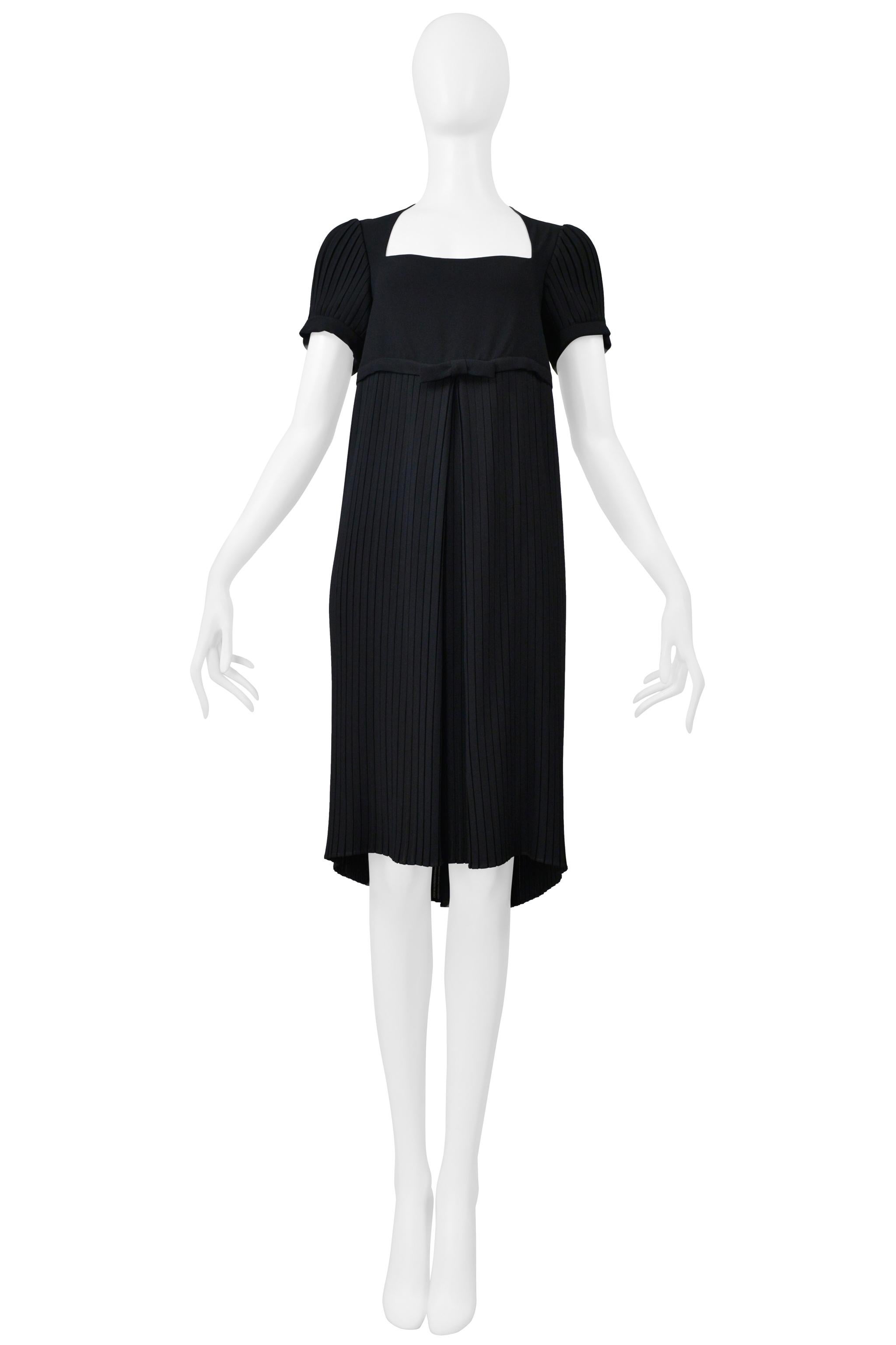 Romeo Gigli Robe noire à manches courtes 1997 Pour femmes en vente