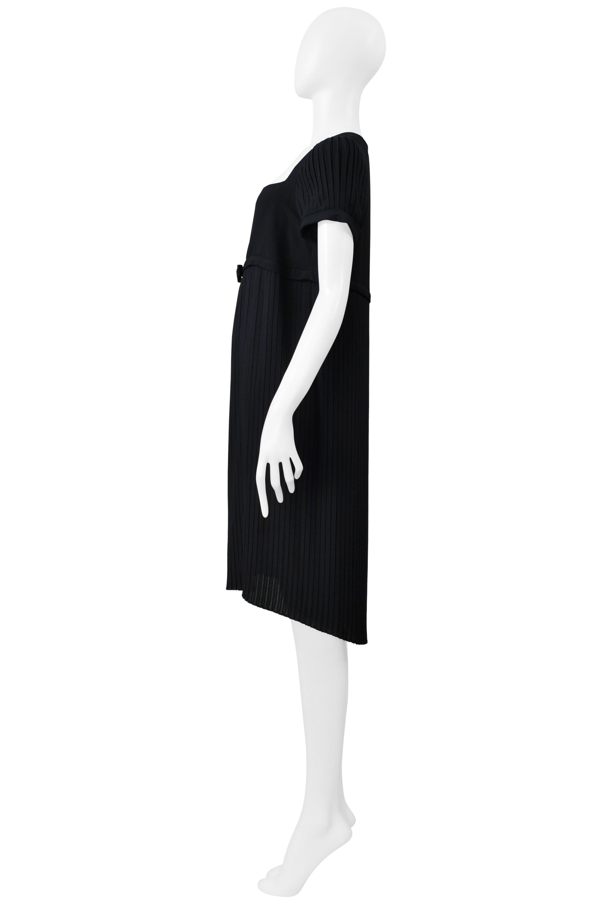 Romeo Gigli Robe noire à manches courtes 1997 en vente 2