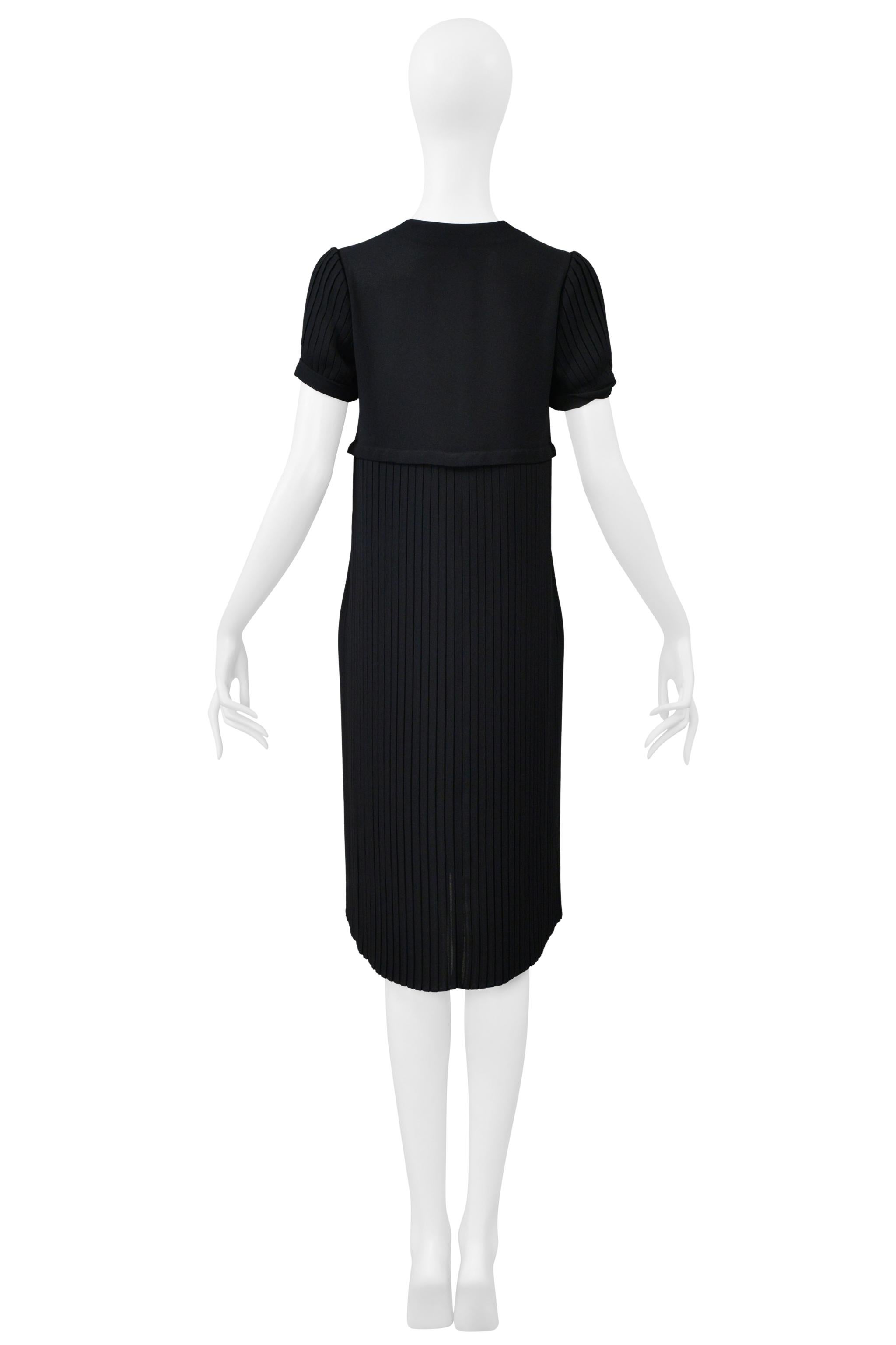 Romeo Gigli Robe noire à manches courtes 1997 en vente 3