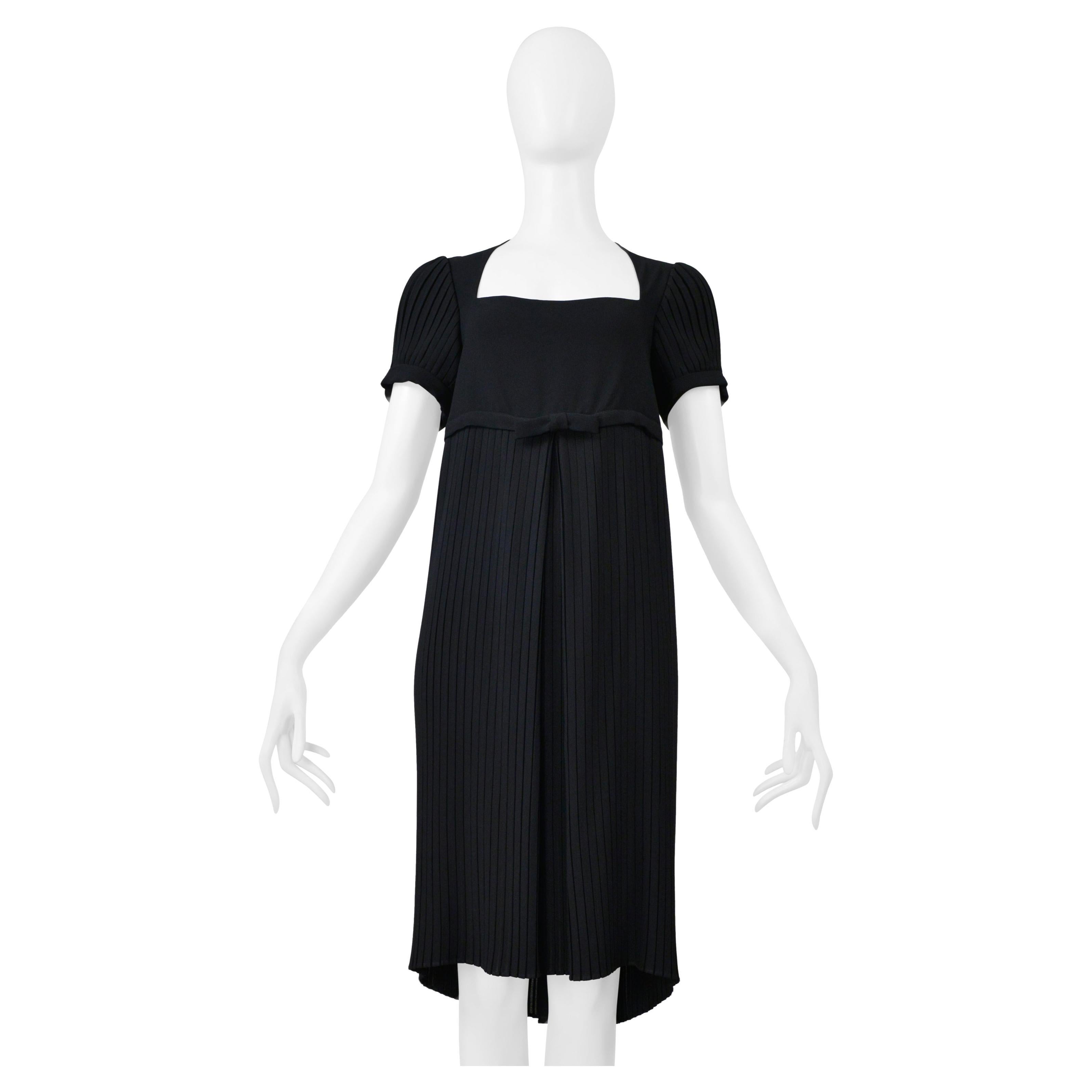 Romeo Gigli Robe noire à manches courtes 1997 en vente